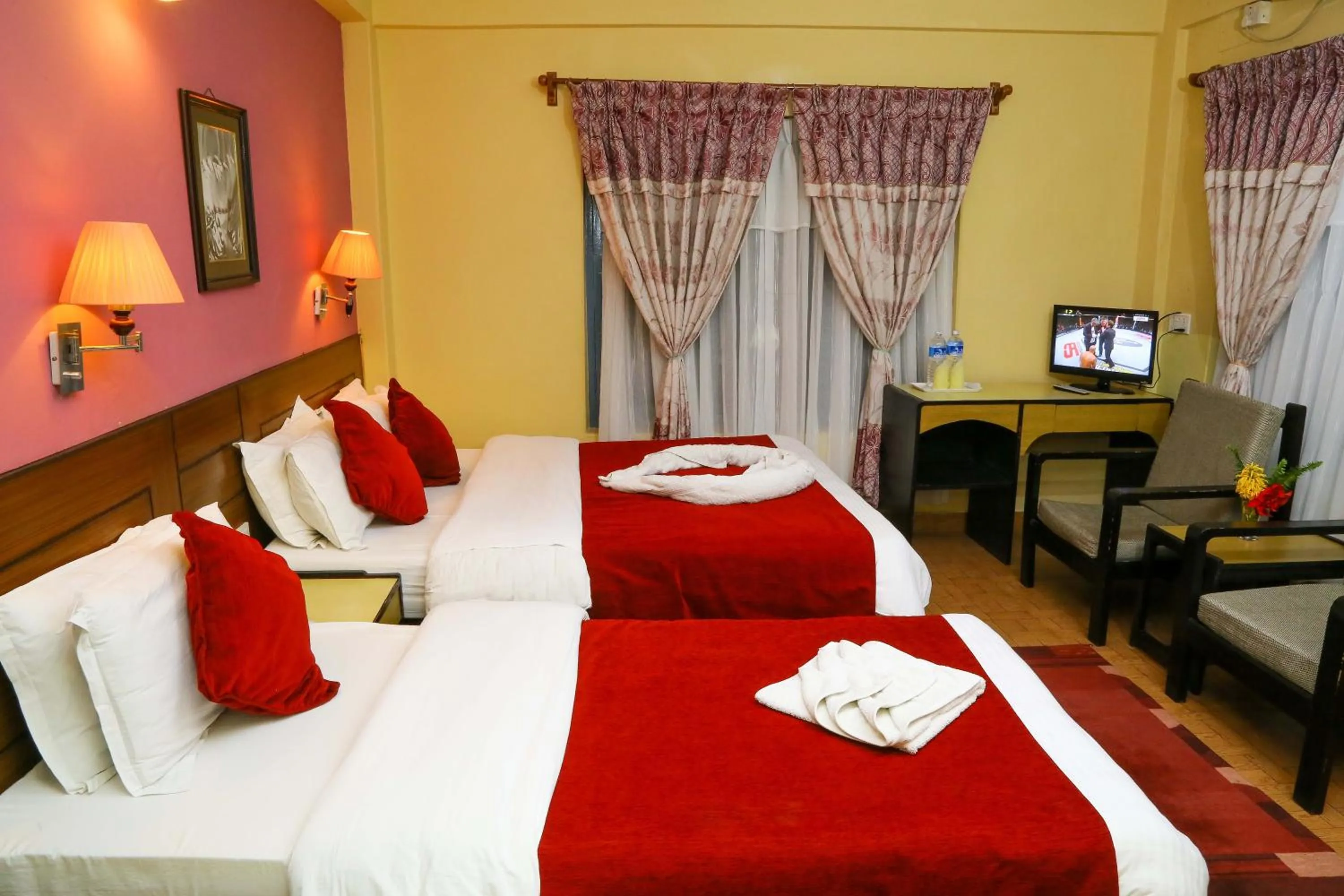 Decorative detail, Bed in Hotel Silver Oaks Inn