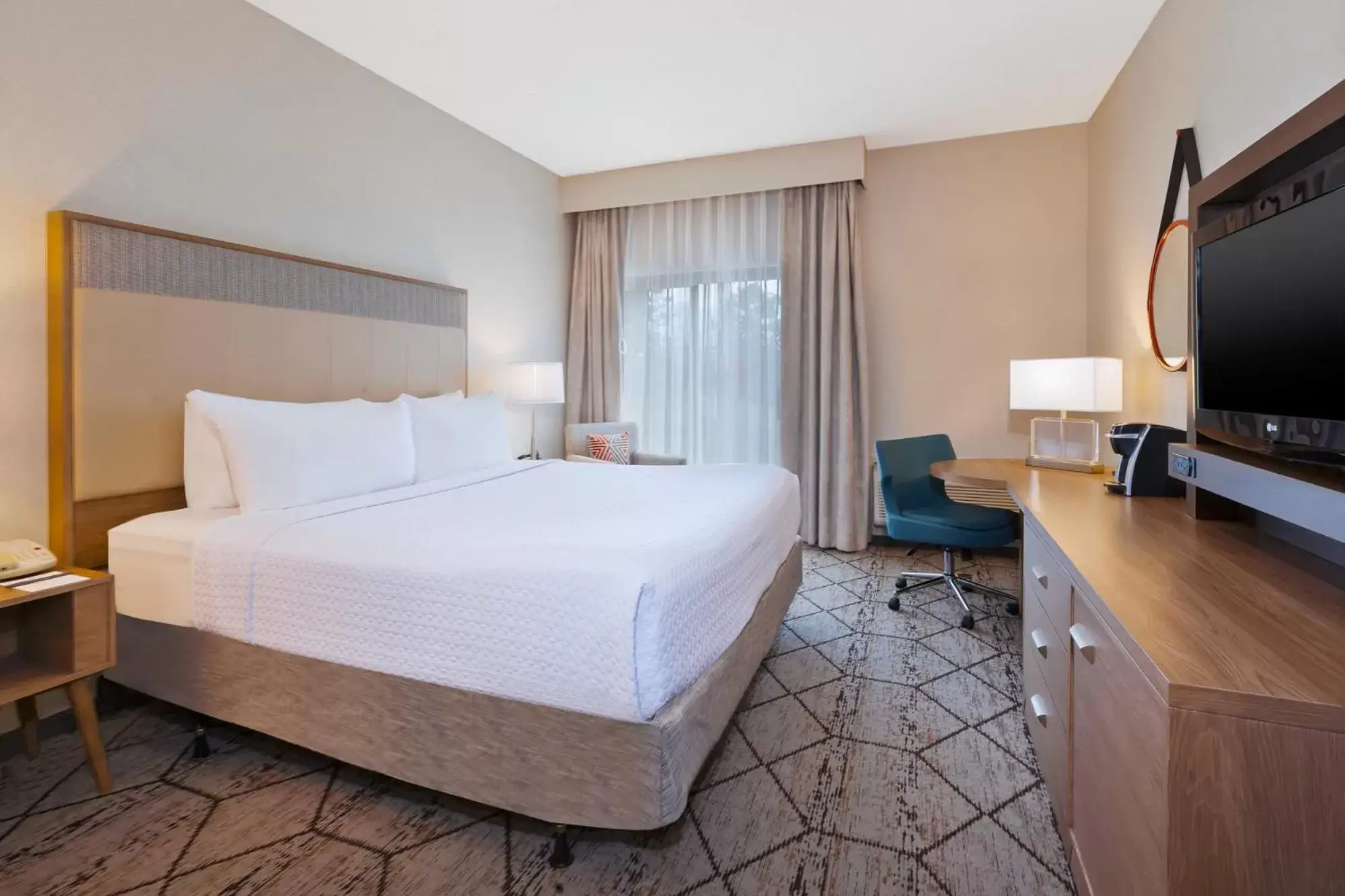 Photo of the whole room, Bed in Crowne Plaza Columbus North - Worthington, an IHG Hotel