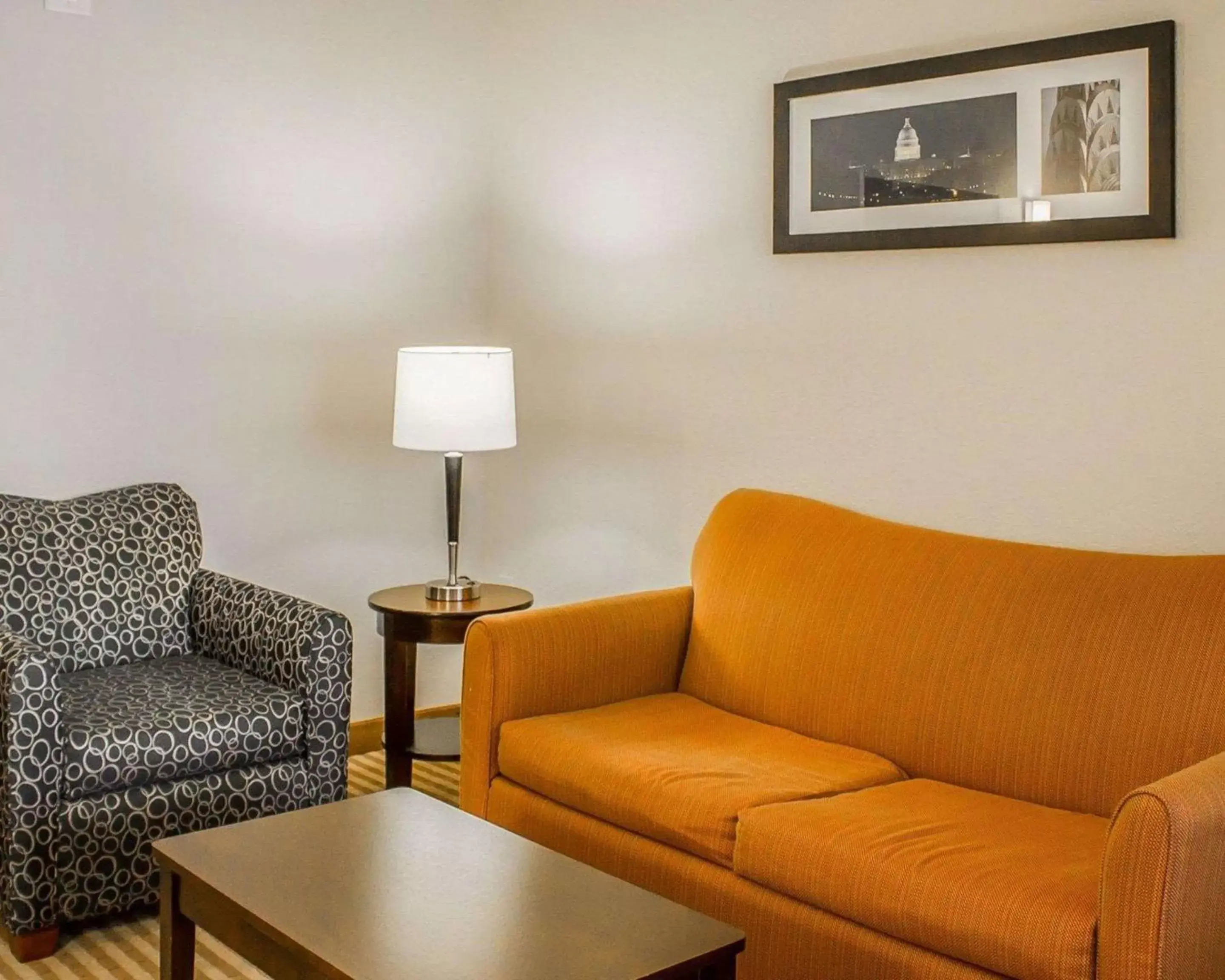 Photo of the whole room, Seating Area in Comfort Suites Columbus East Broad