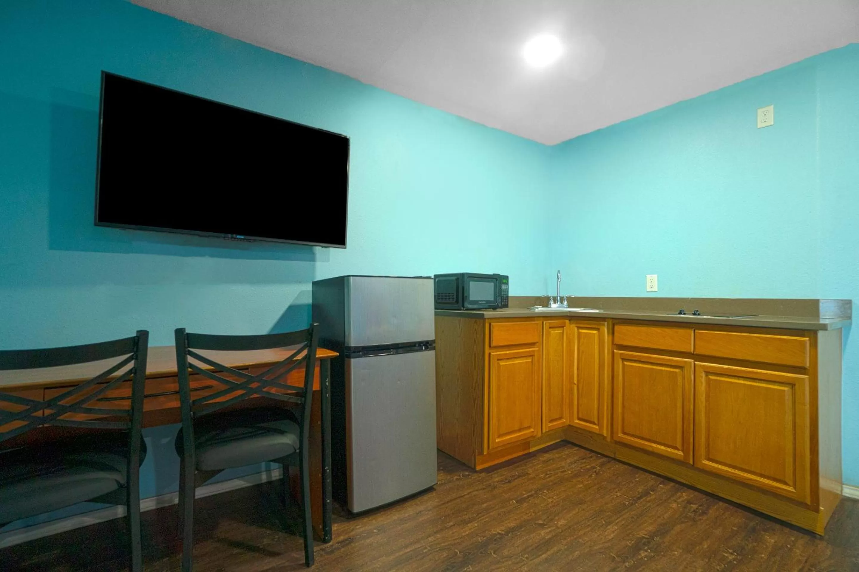 Kitchen or kitchenette in Plaza Motel Corpus Christi by OYO