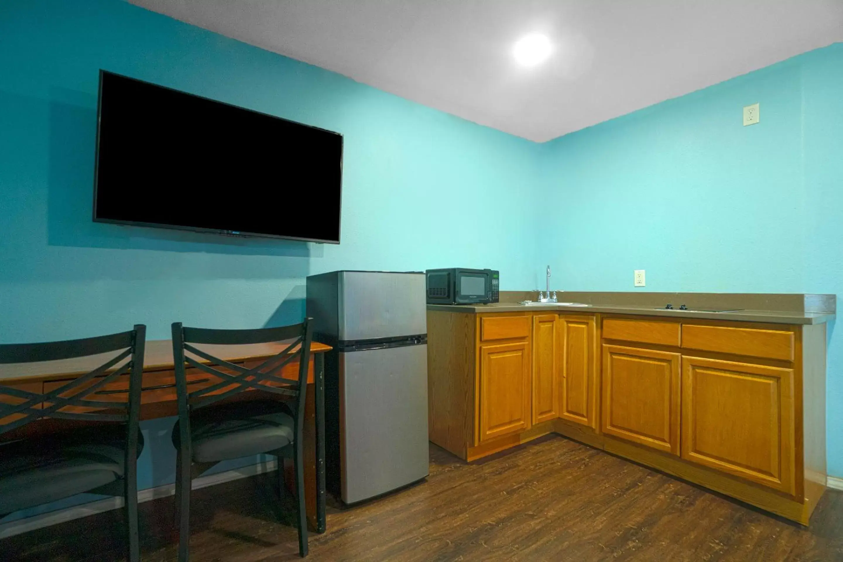 Kitchen or kitchenette, TV/Entertainment Center in Plaza Motel Corpus Christi by OYO