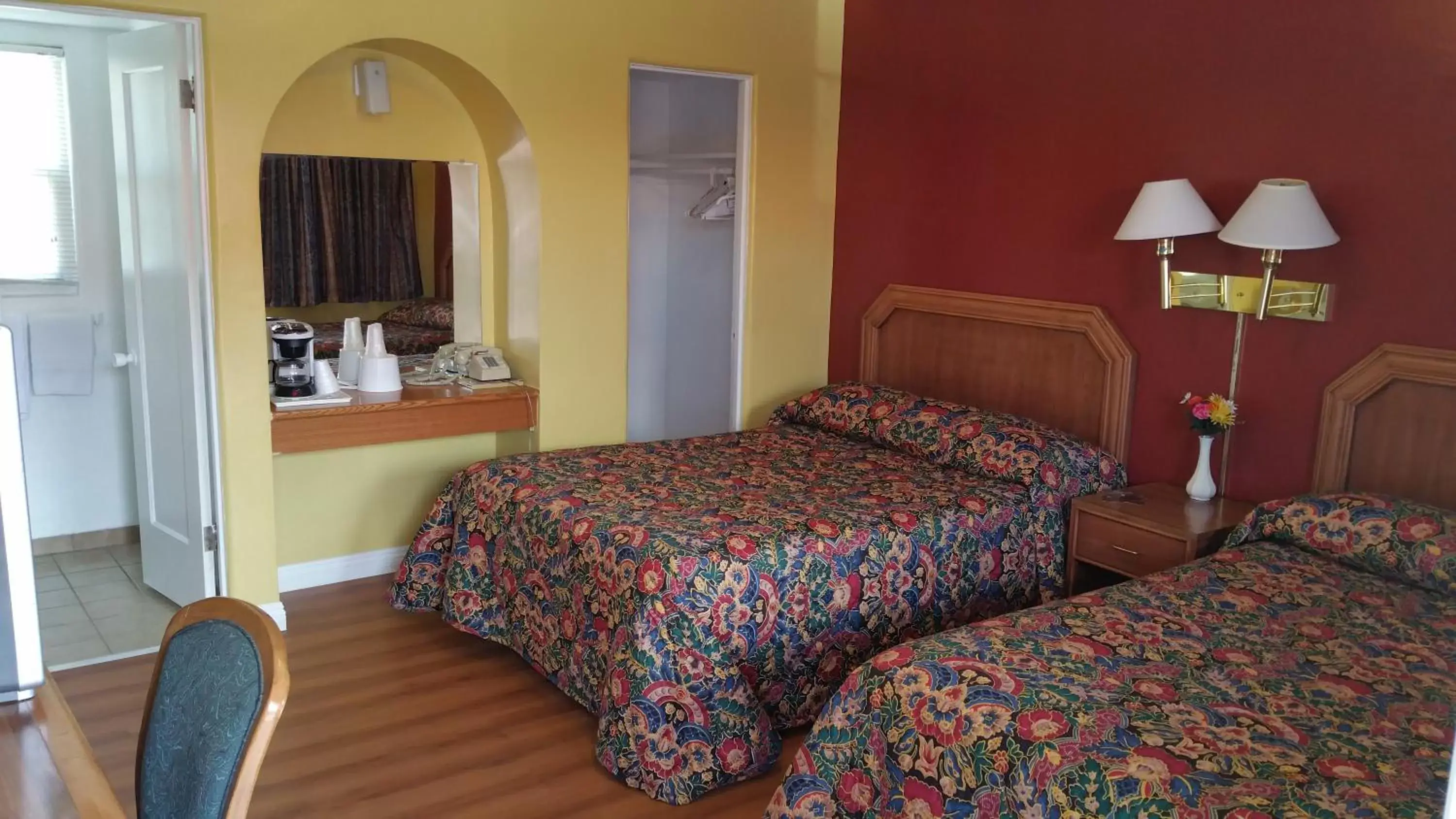 Photo of the whole room, Bed in Slumber Motel