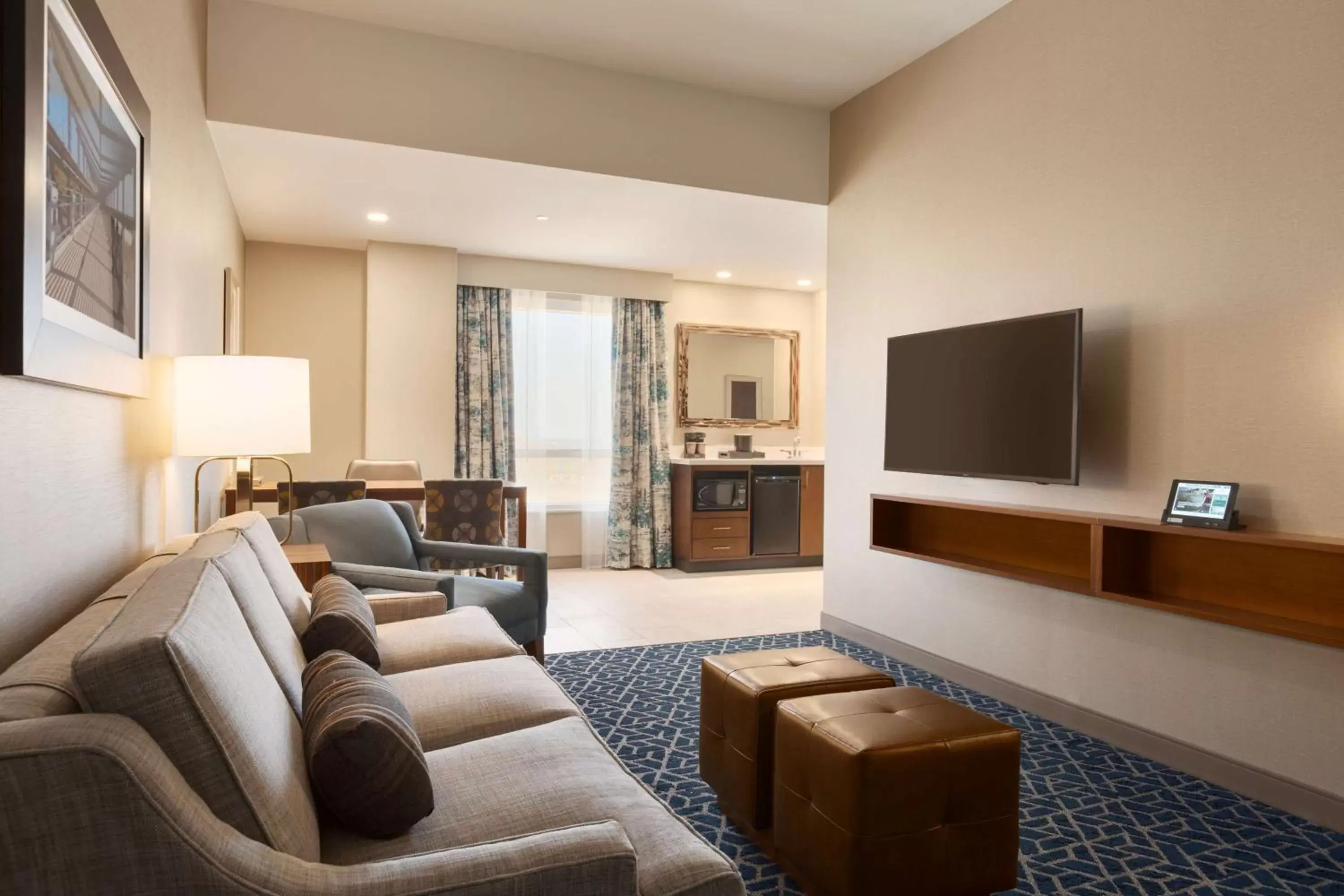 Living room, Seating Area in Embassy Suites By Hilton Denton Convention Center