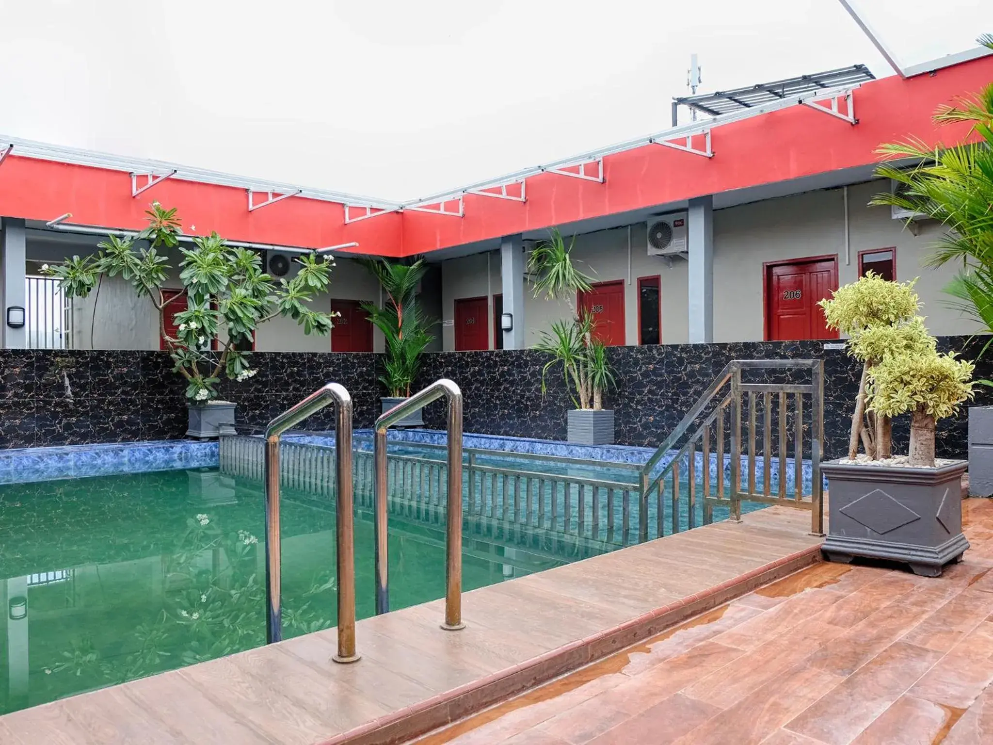 Swimming Pool in OYO 2595 Hotel Jinan Makassar