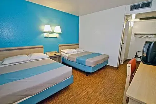 Bed in Motel 6-Sandston, VA - Richmond, Va