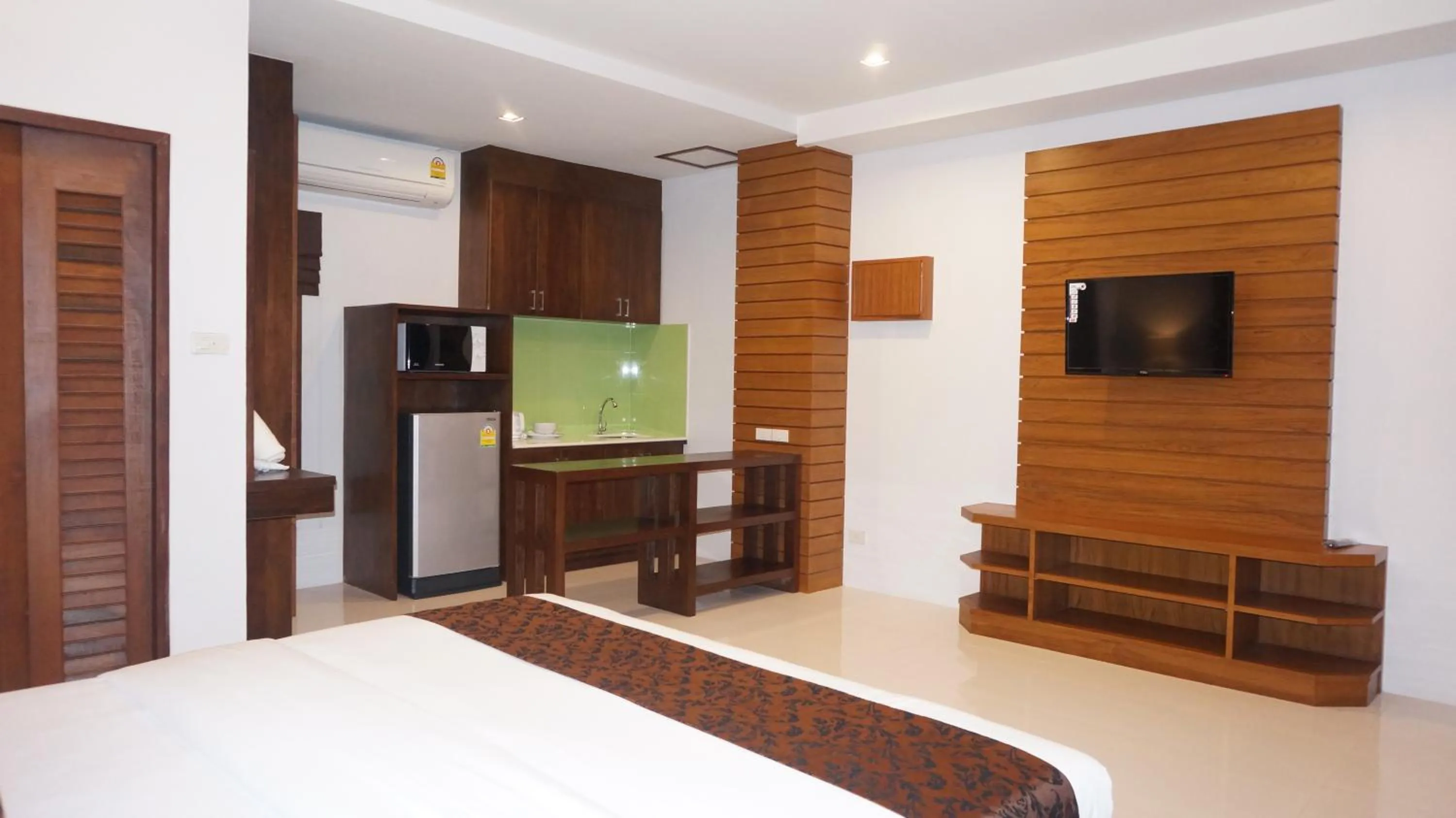 Photo of the whole room, Bed in Lanta Intanin Resort - SHA Extra Plus