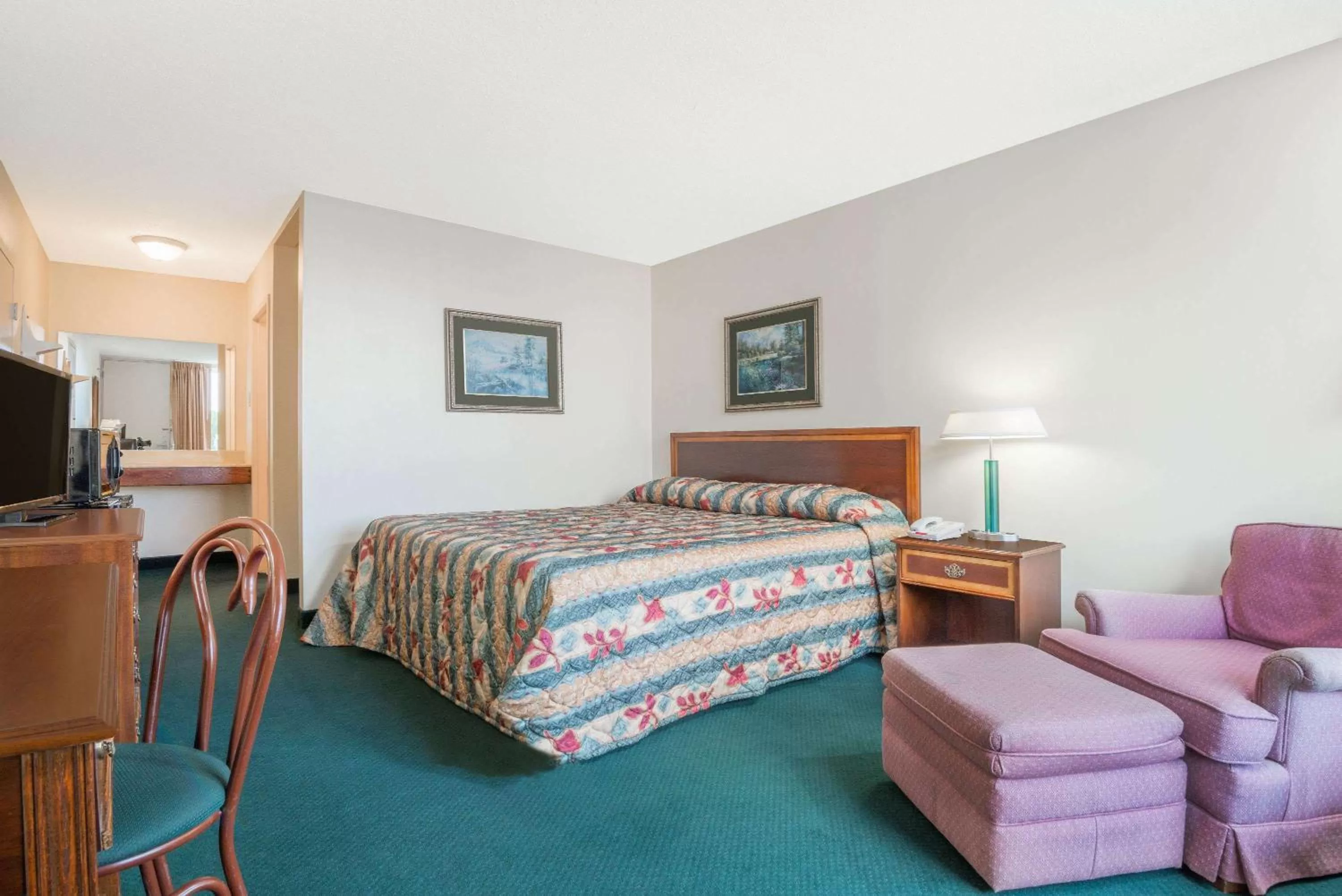 Photo of the whole room, Bed in Knights Inn Wabash