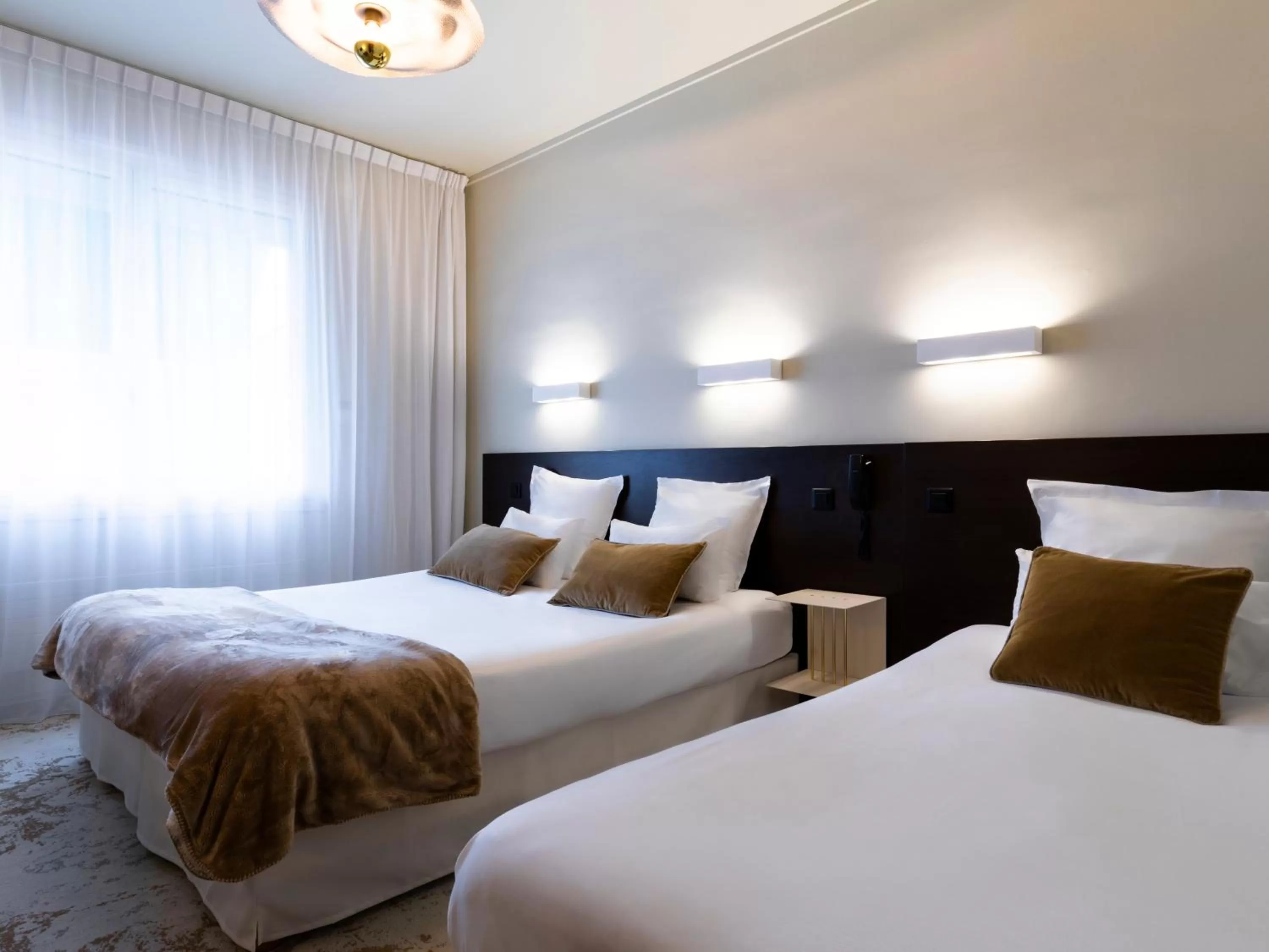 Photo of the whole room, Bed in MOKA Hôtel centre-ville