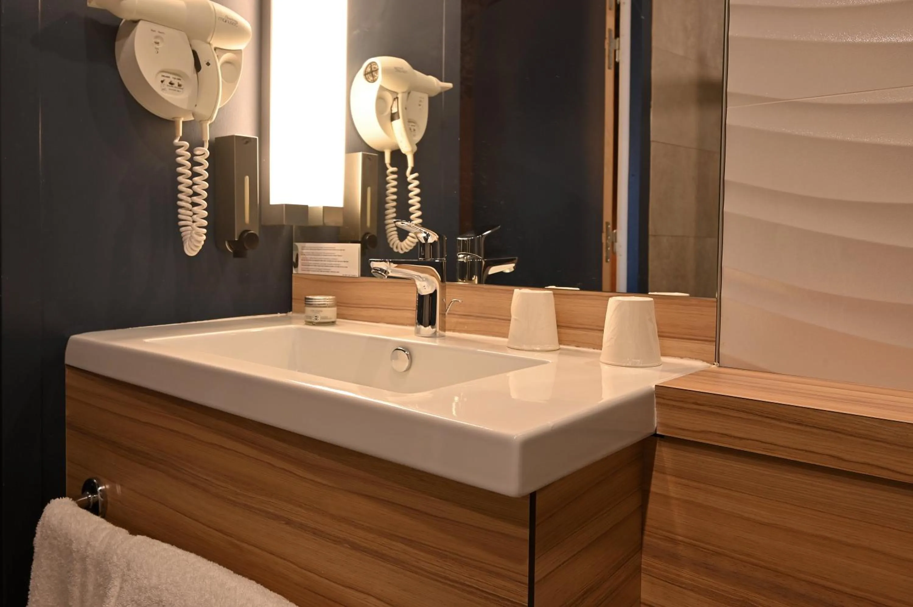 Bathroom in Dali Hôtel Perpignan - Restaurant