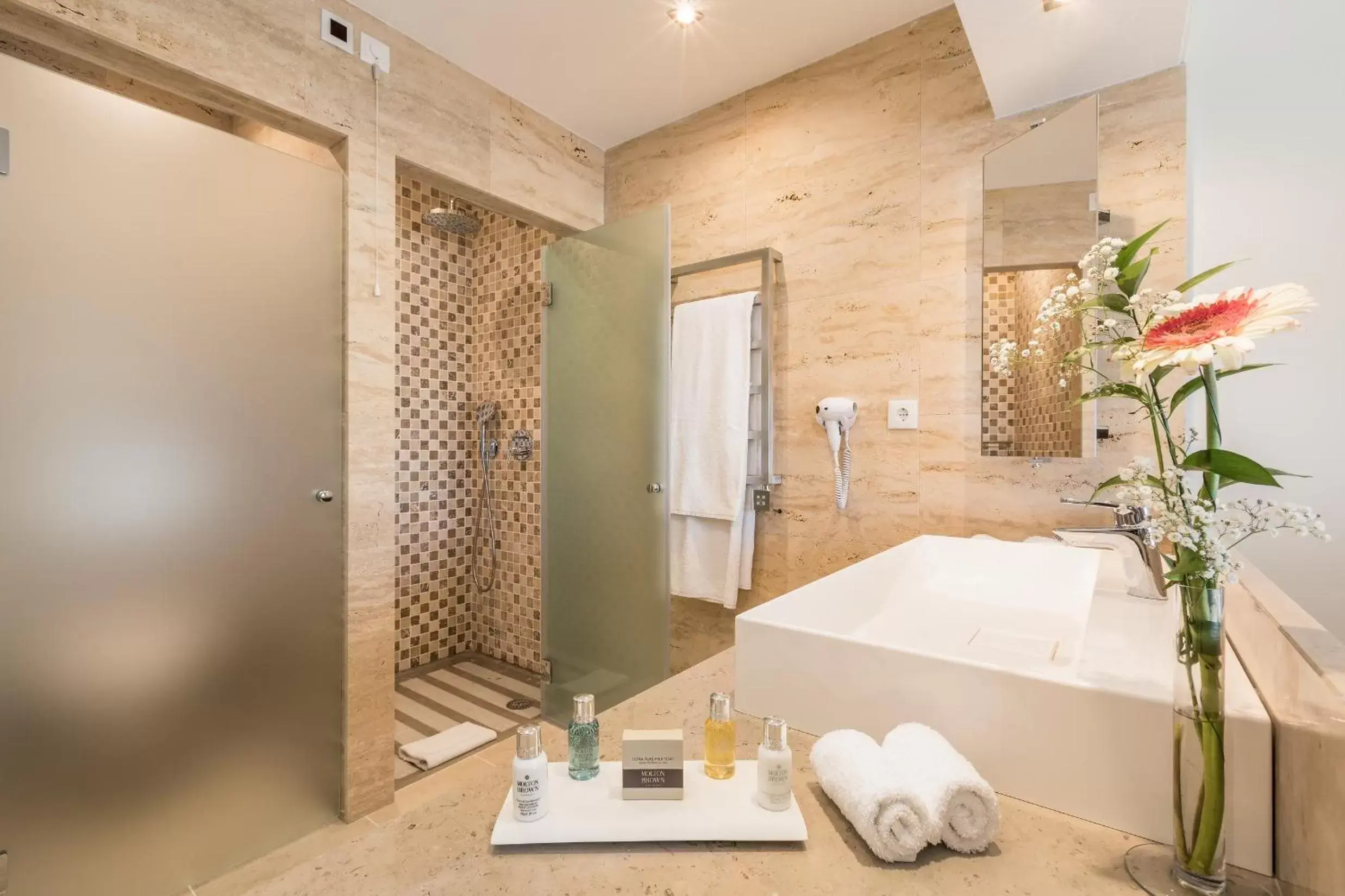 Bathroom in Caneiros Luxury House & Suites