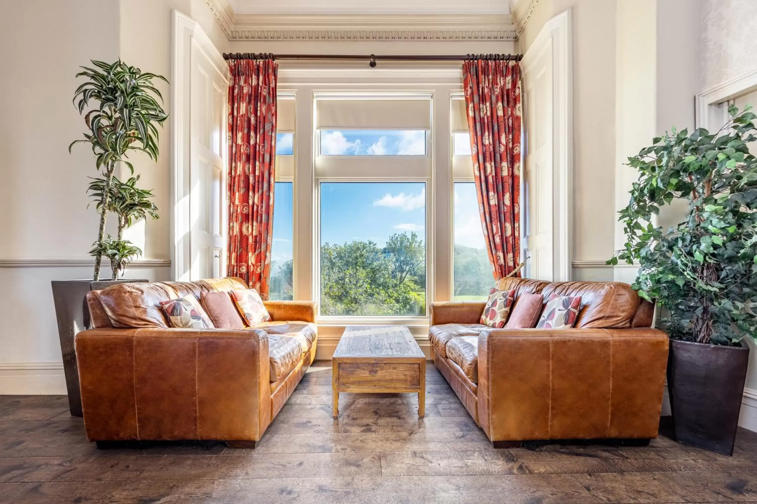 Lounge or bar in Best Western Walton Park Hotel Lounge or bar in Best Western Walton Park Hotel