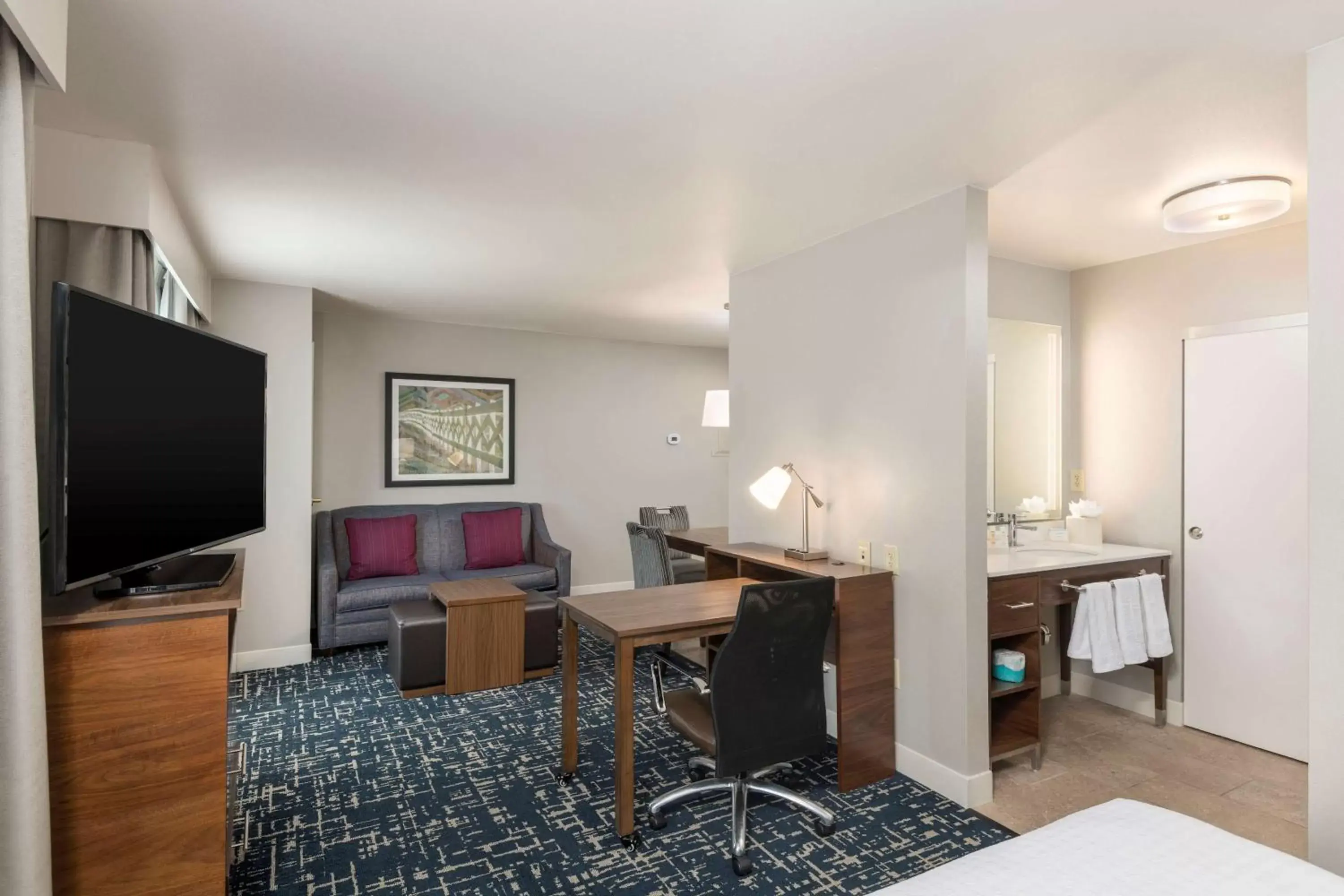 Bedroom, TV/Entertainment Center in Homewood Suites by Hilton Mount Laurel