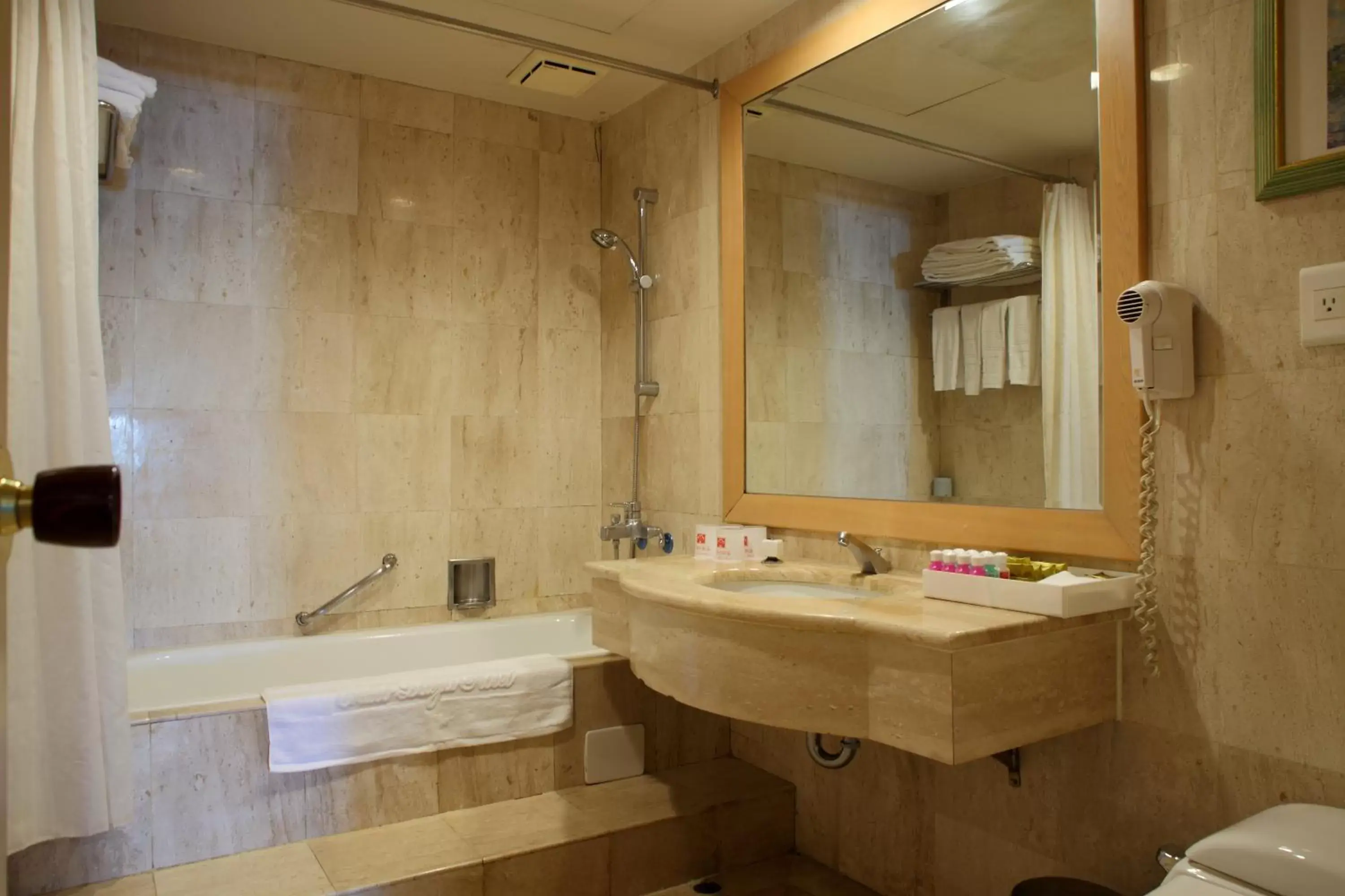 Bathroom in Chuto Plaza Hotel
