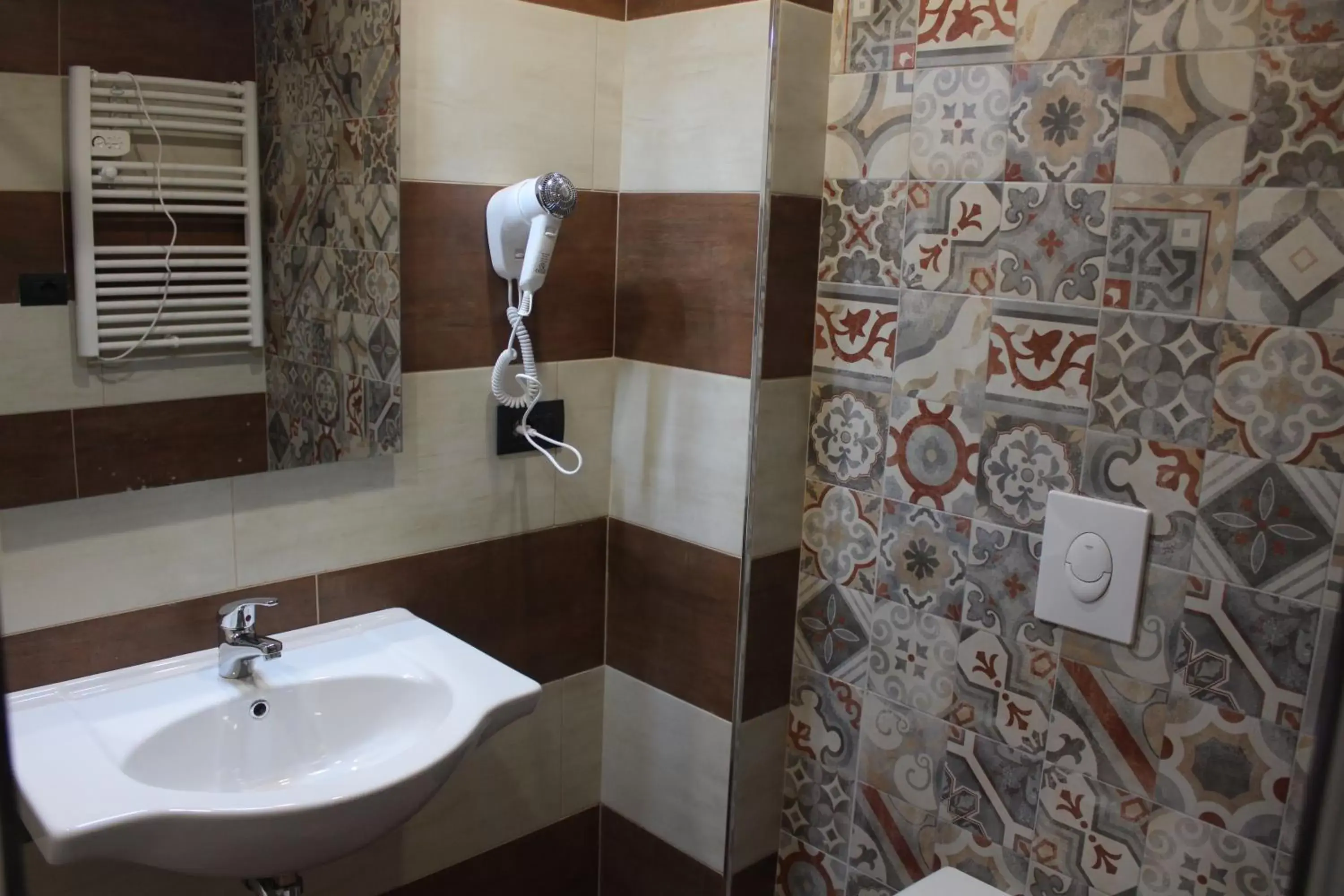 Shower, Bathroom in Hotel Giacosa