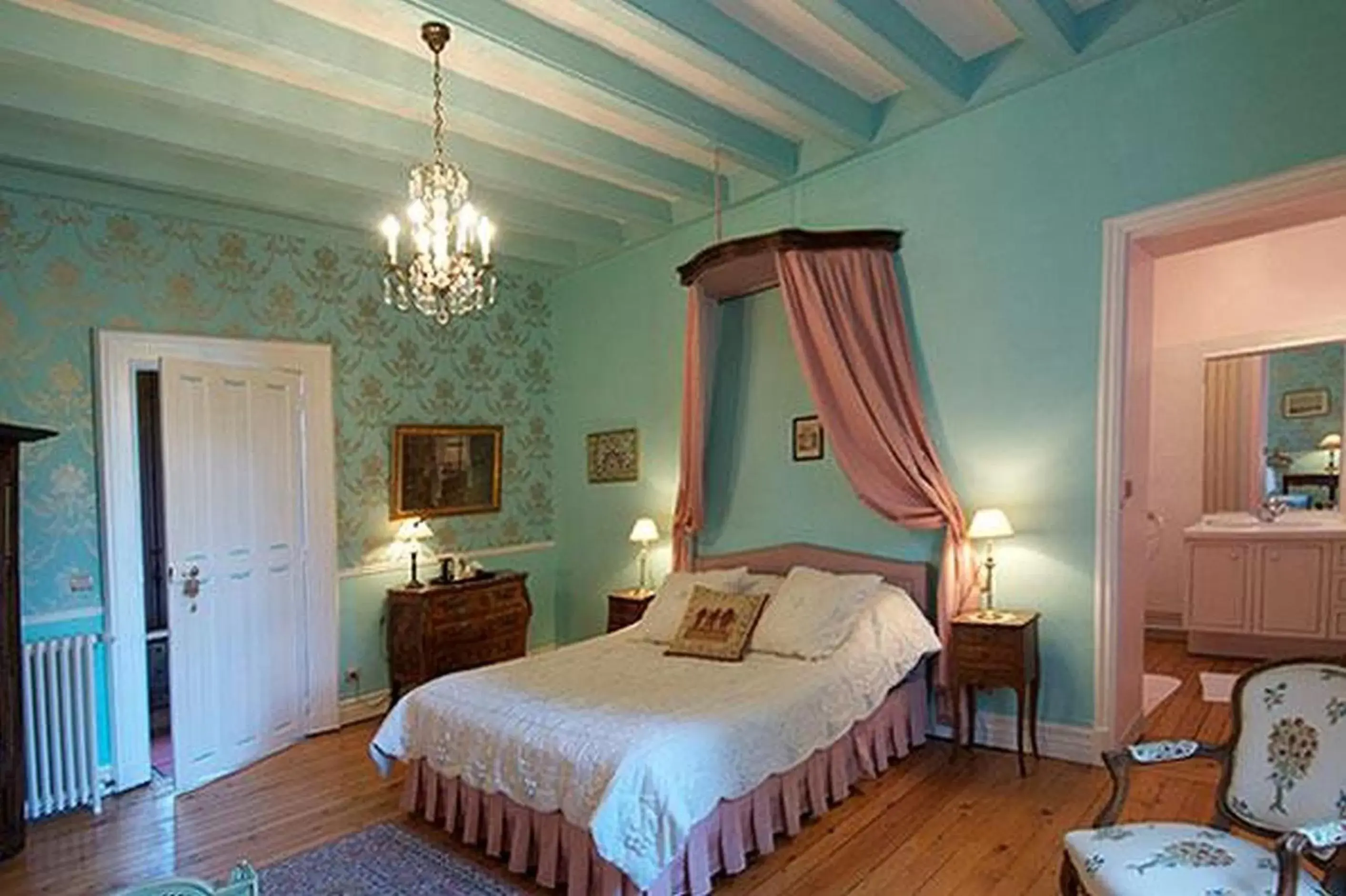 Photo of the whole room, Bed in Château de Nazé