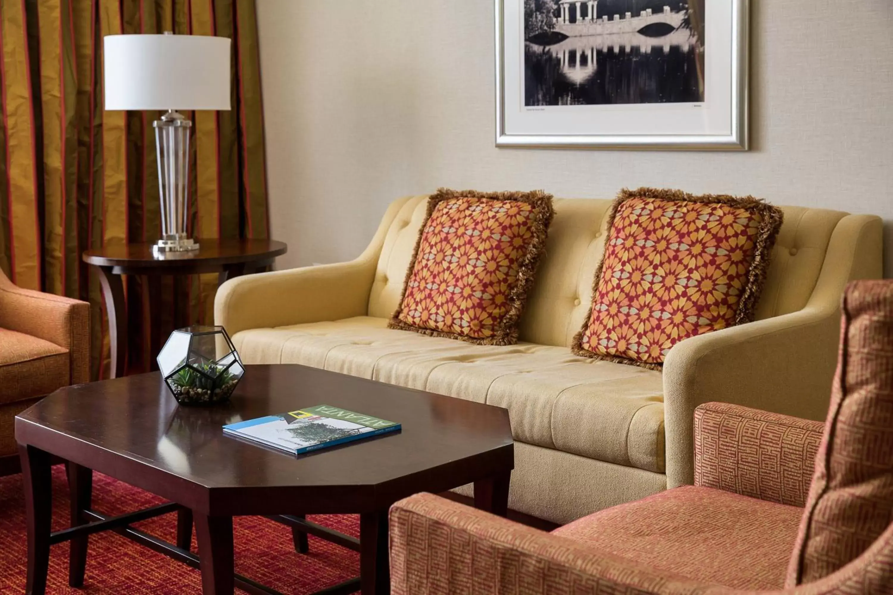 Living room, Seating Area in Atlanta Marriott Buckhead Hotel & Conference Center