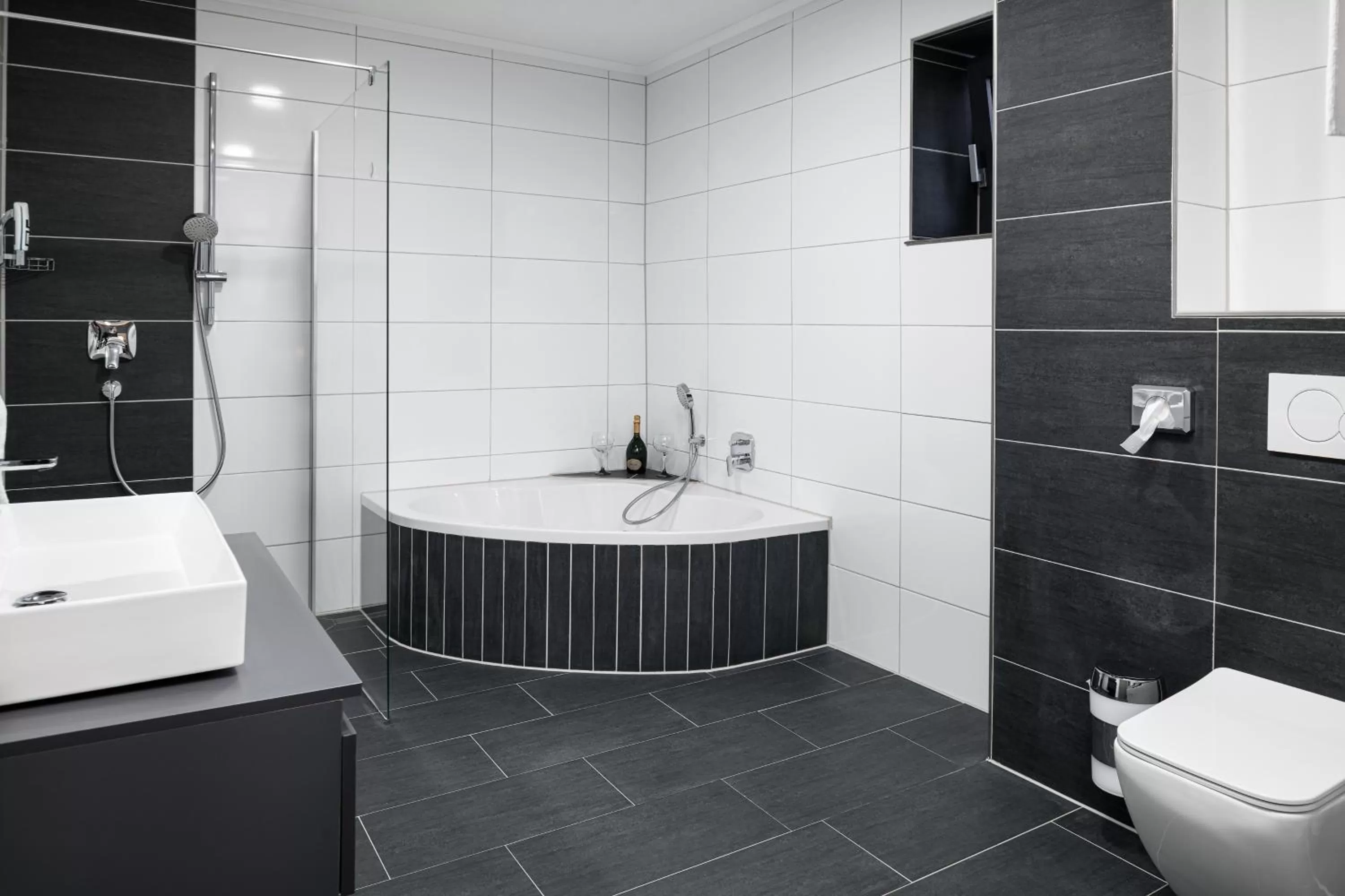 Shower in PARKHOTEL BRAUNAU - 24 Stunden Self Check-IN