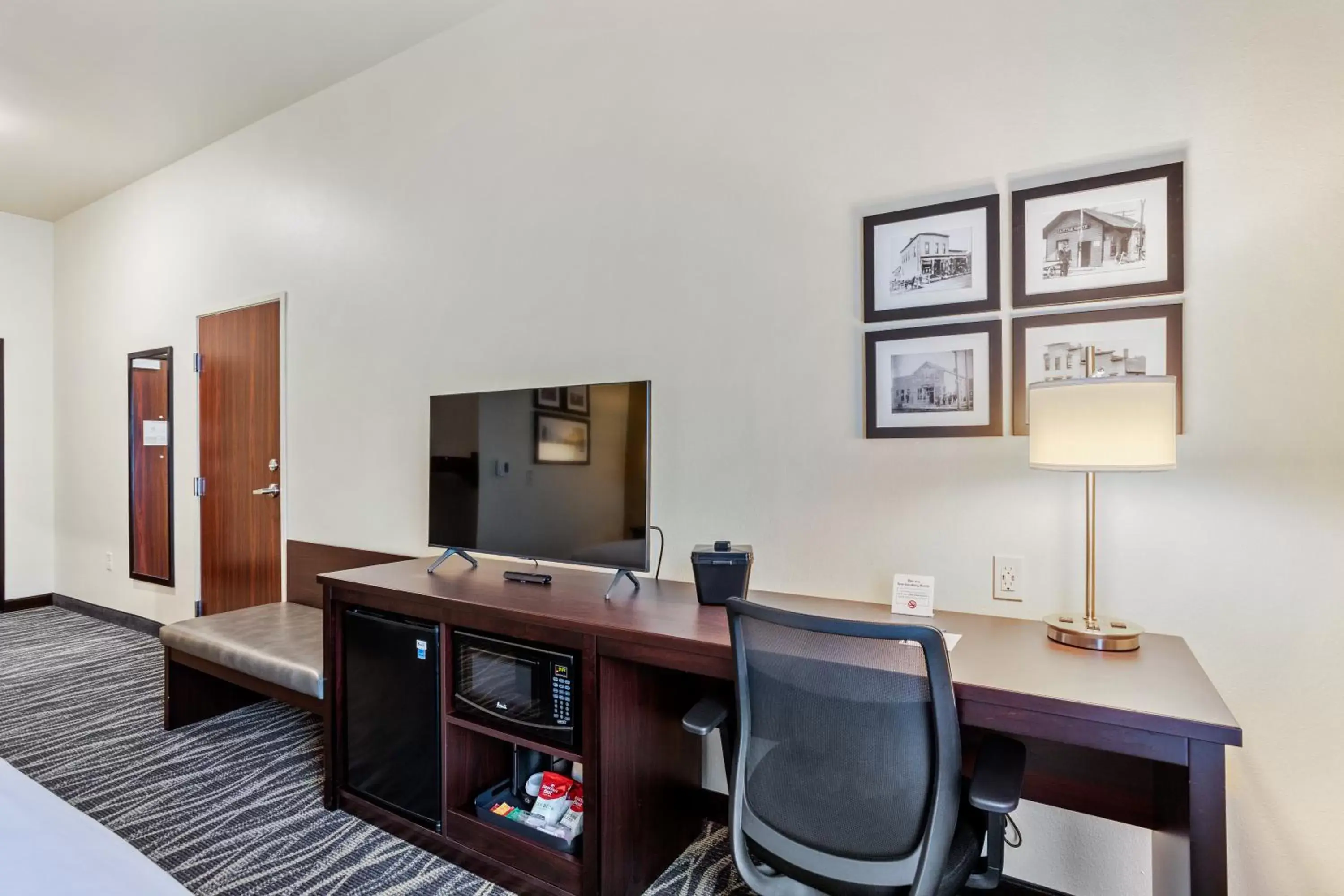 TV and multimedia, TV/Entertainment Center in Cobblestone Hotel & Suites - Little Chute