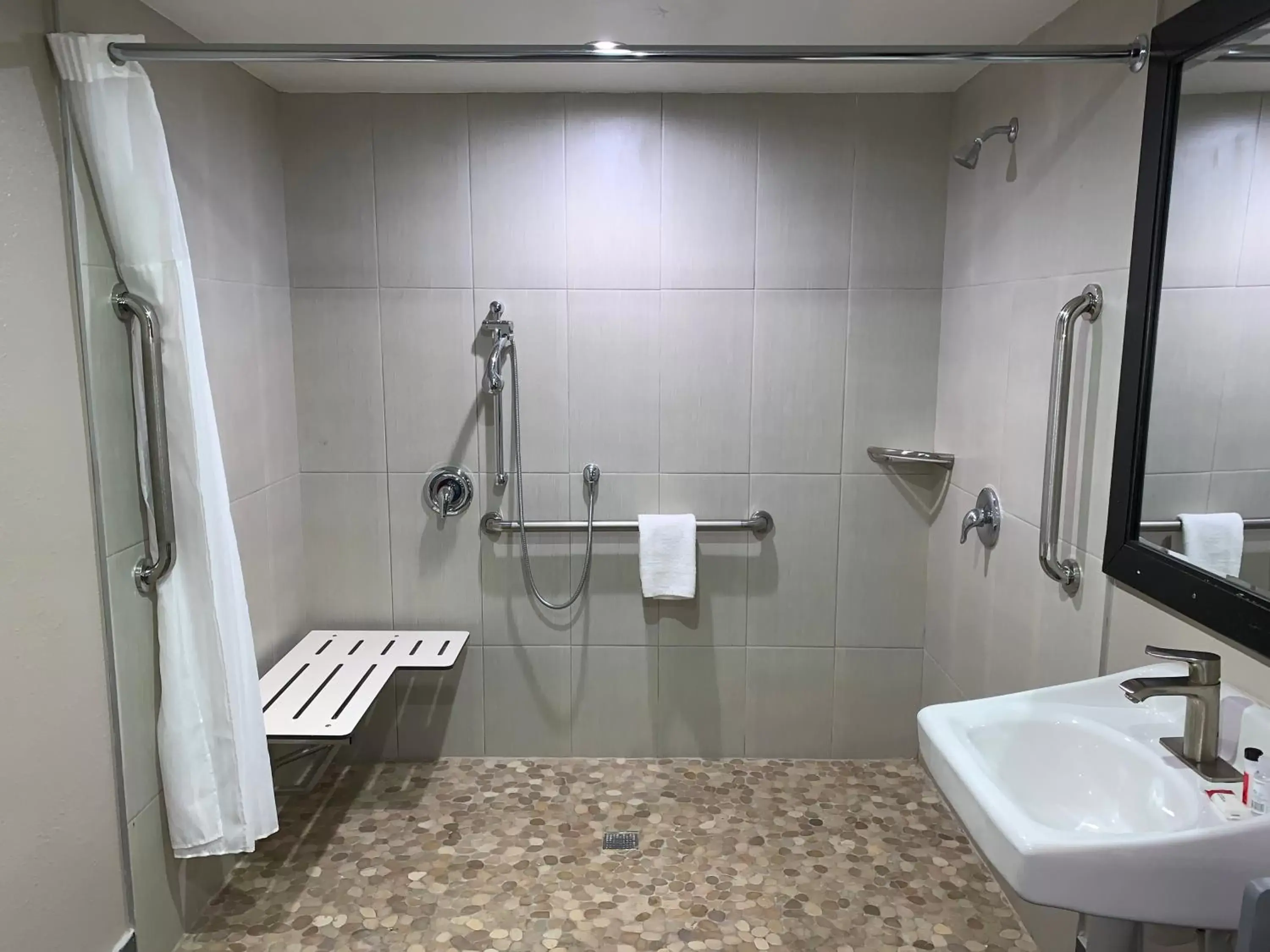 Shower, Bathroom in Skyways Hotel