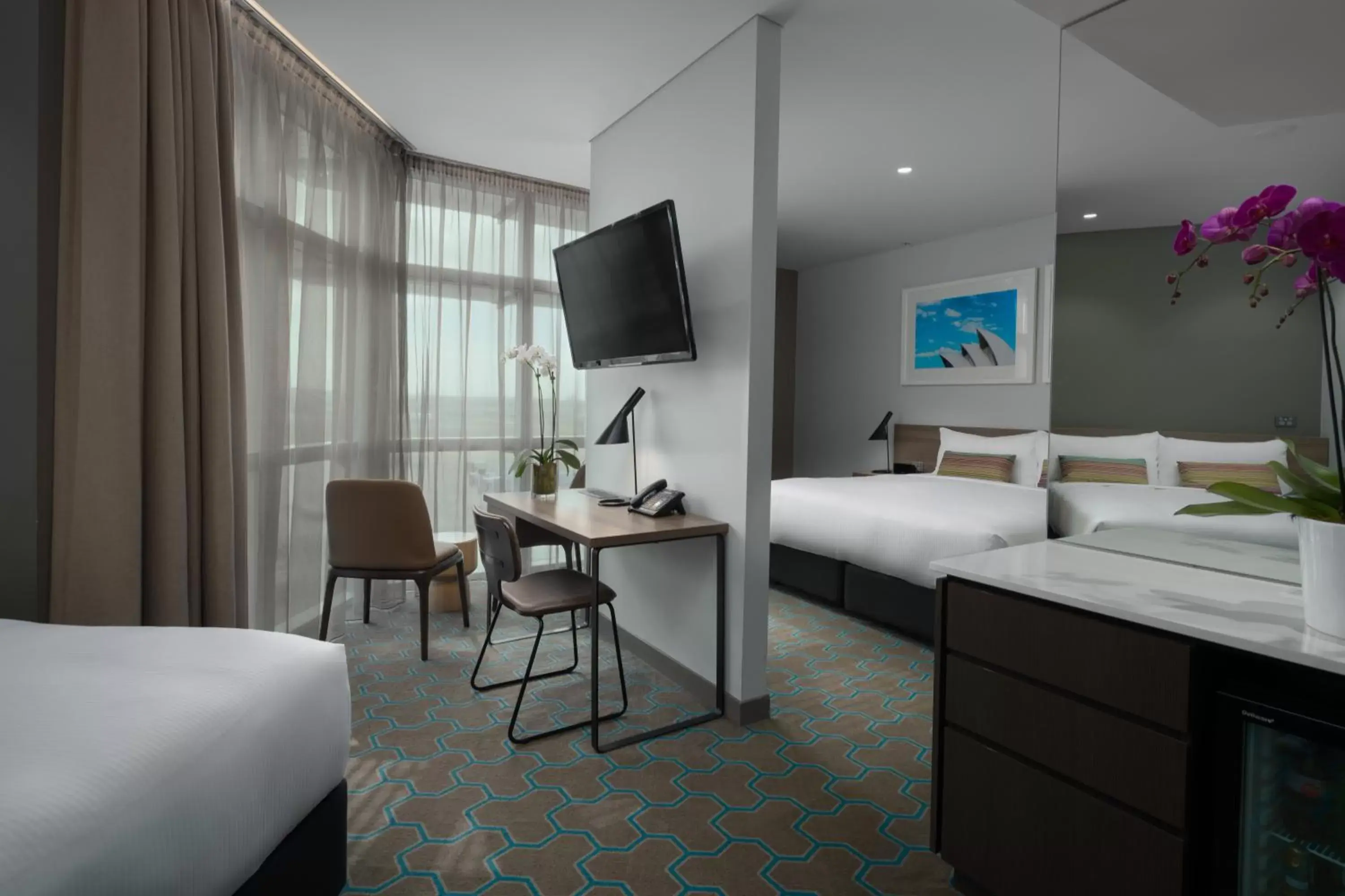 Bedroom, TV/Entertainment Center in Rydges Sydney Airport Hotel