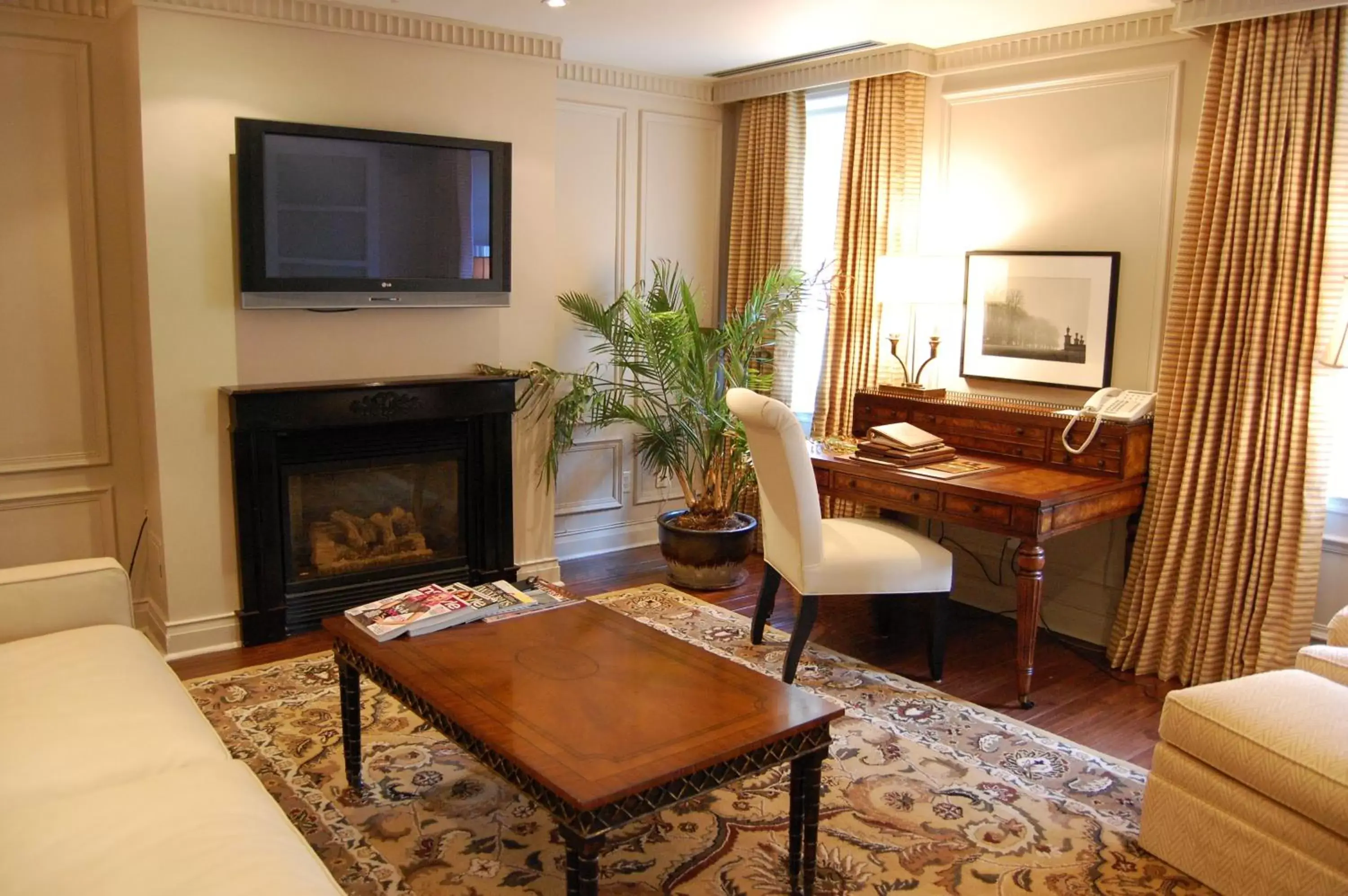 Living room, TV/Entertainment Center in Windsor Arms Hotel