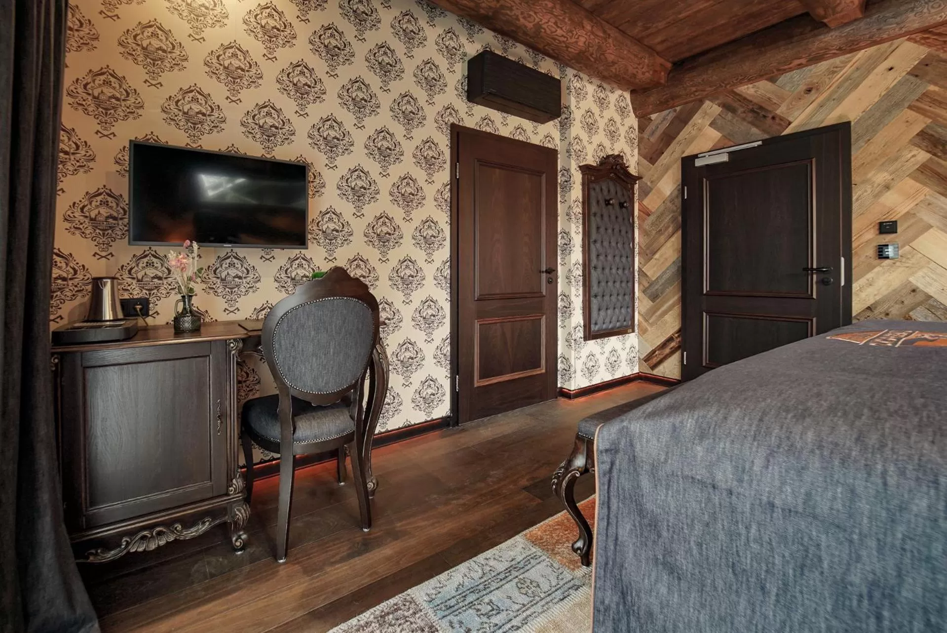 Photo of the whole room, Bed in Timberjacks Siegen Motel