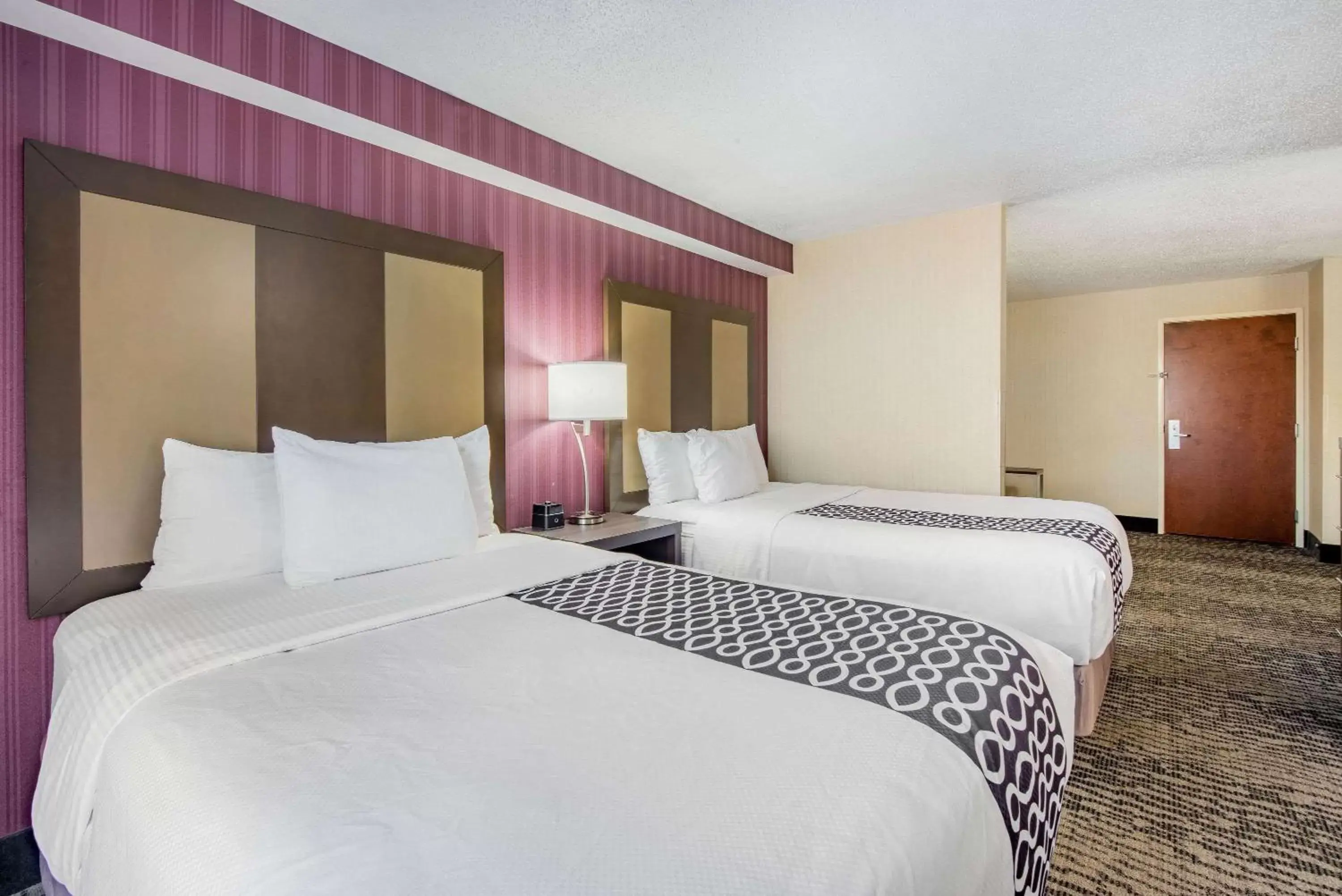 Photo of the whole room, Bed in La Quinta by Wyndham Newark - Elkton