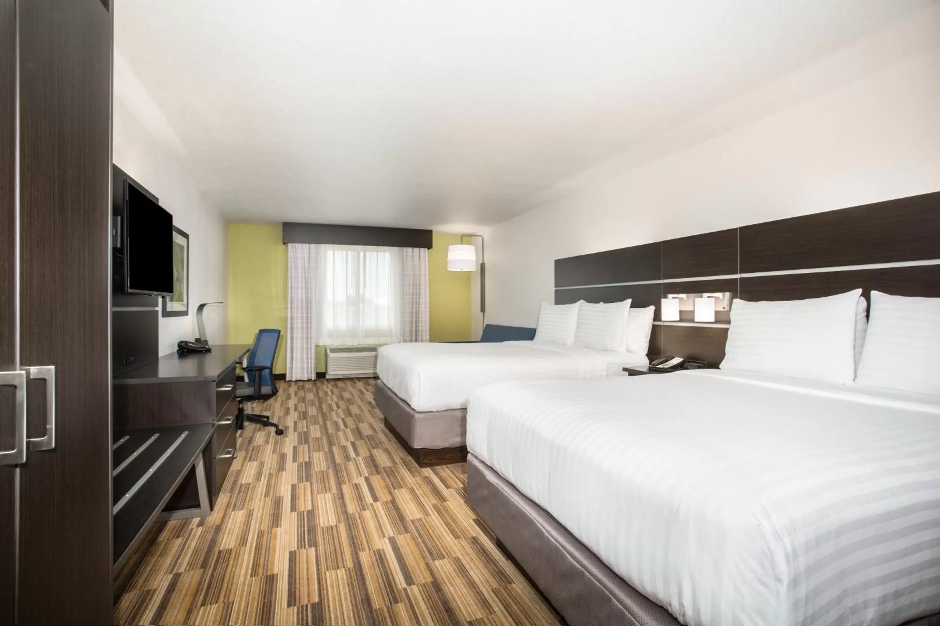 Photo of the whole room, Bed in Holiday Inn Express & Suites - Rapid City - Rushmore South, an IHG Hotel