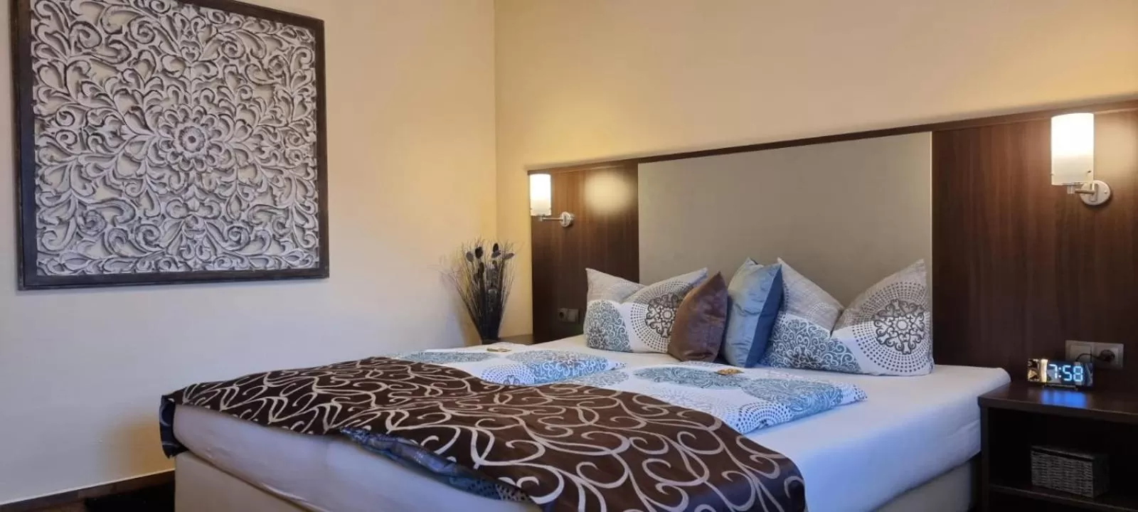 Property building, Bed in Hotel Engel