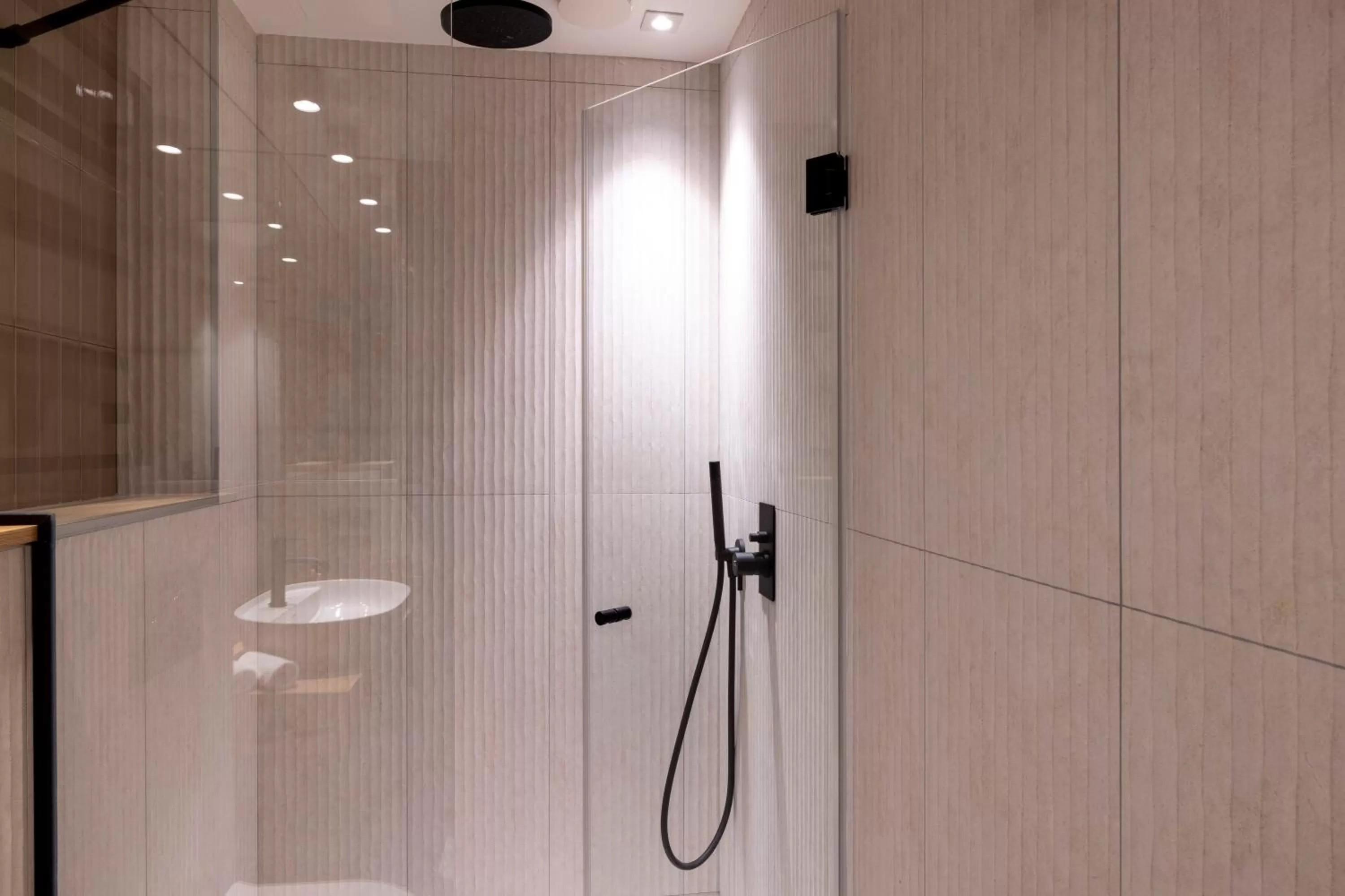 Shower in Hôtel Beige