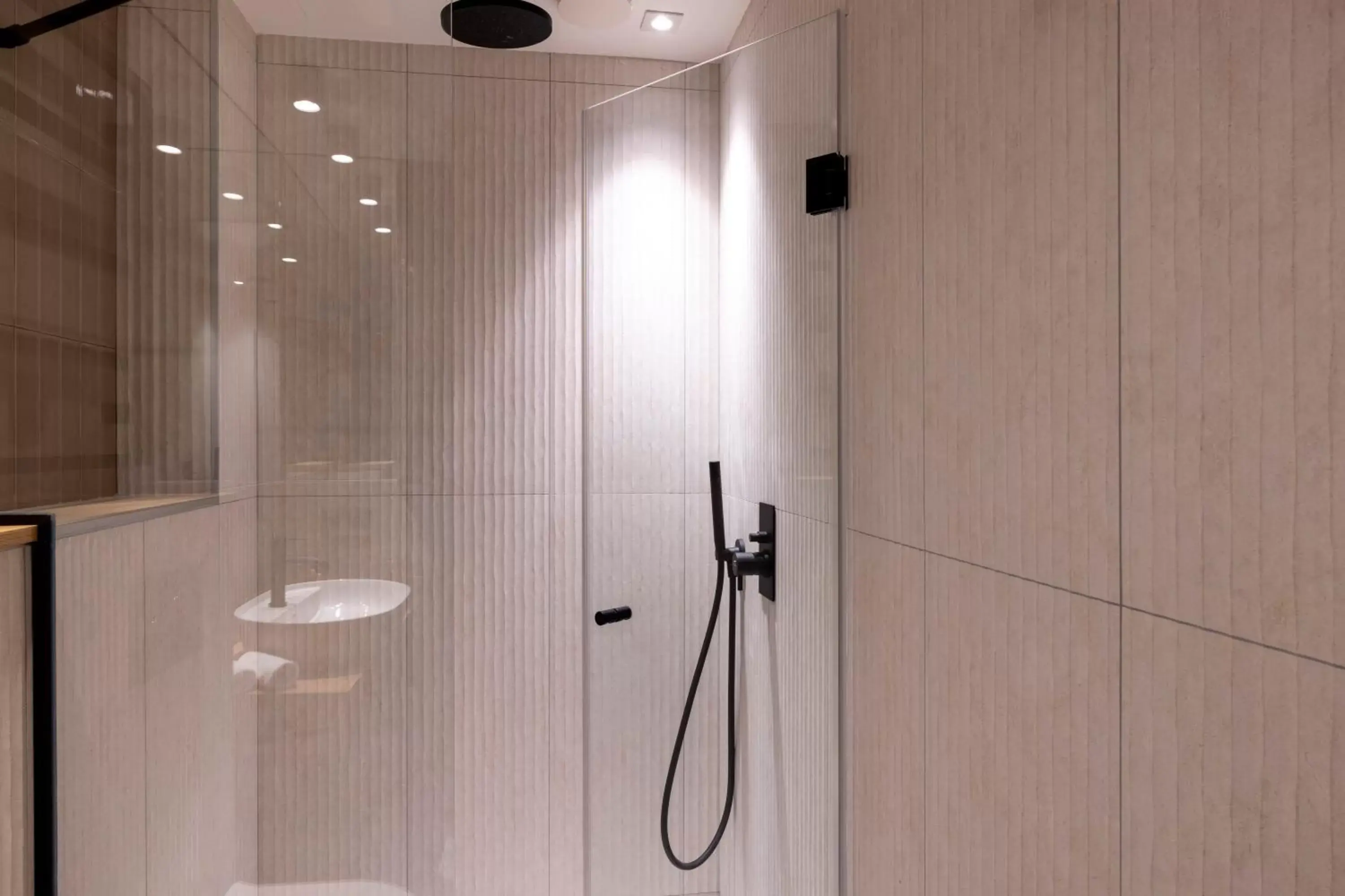 Shower, Bathroom in Hôtel Beige