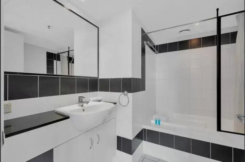 Shower, Bathroom in Ipanema Holiday Resort