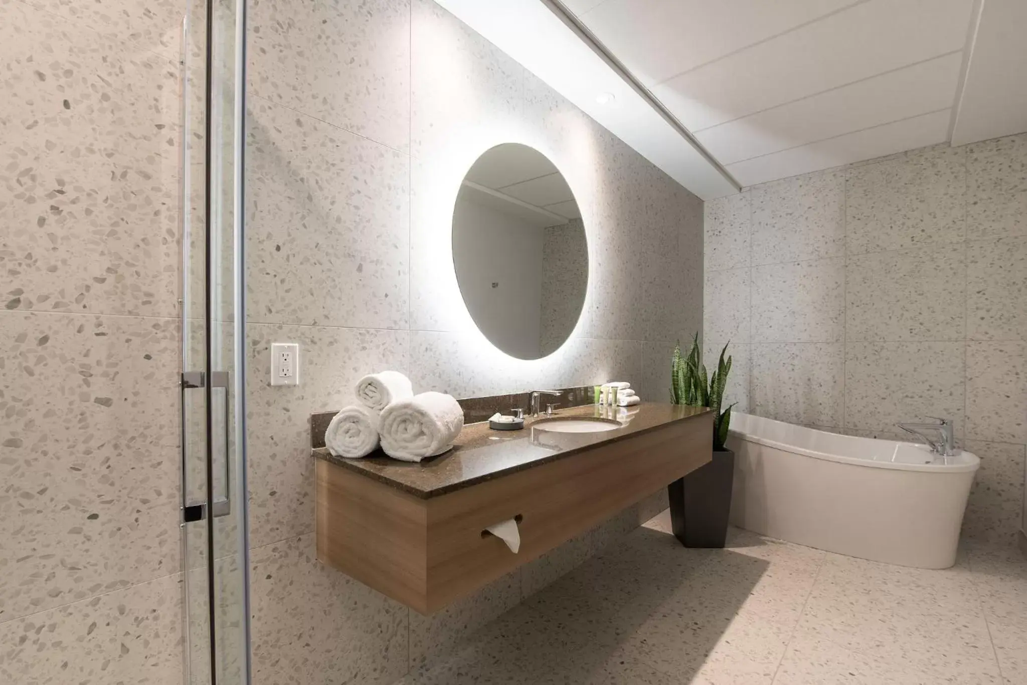 Bathroom in Hotel Royal William, Ascend Hotel Collection