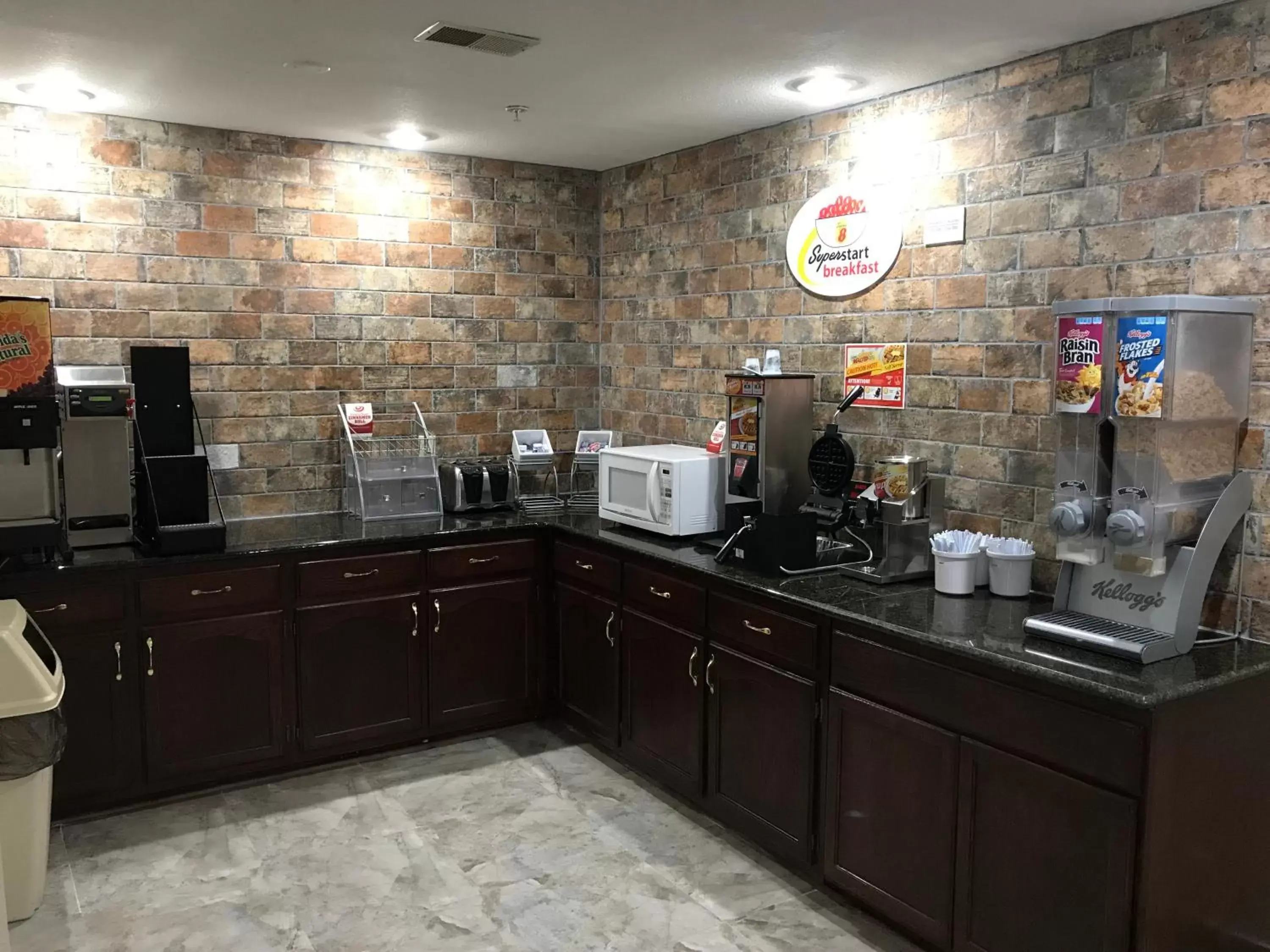 Coffee/tea facilities, Kitchen/Kitchenette in Super 8 by Wyndham Hernando