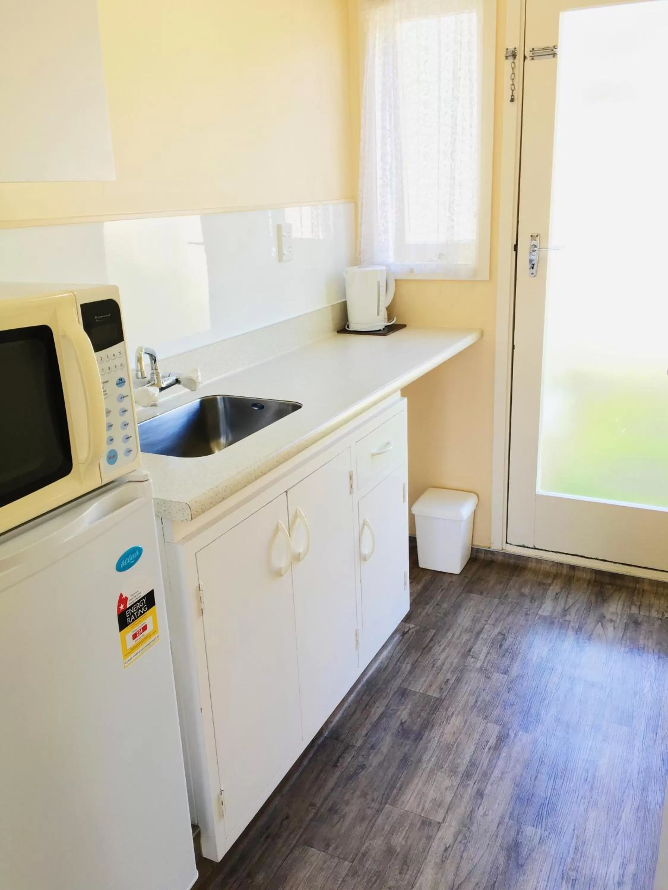 Kitchen or kitchenette in Merivale Court Motel & Apartments