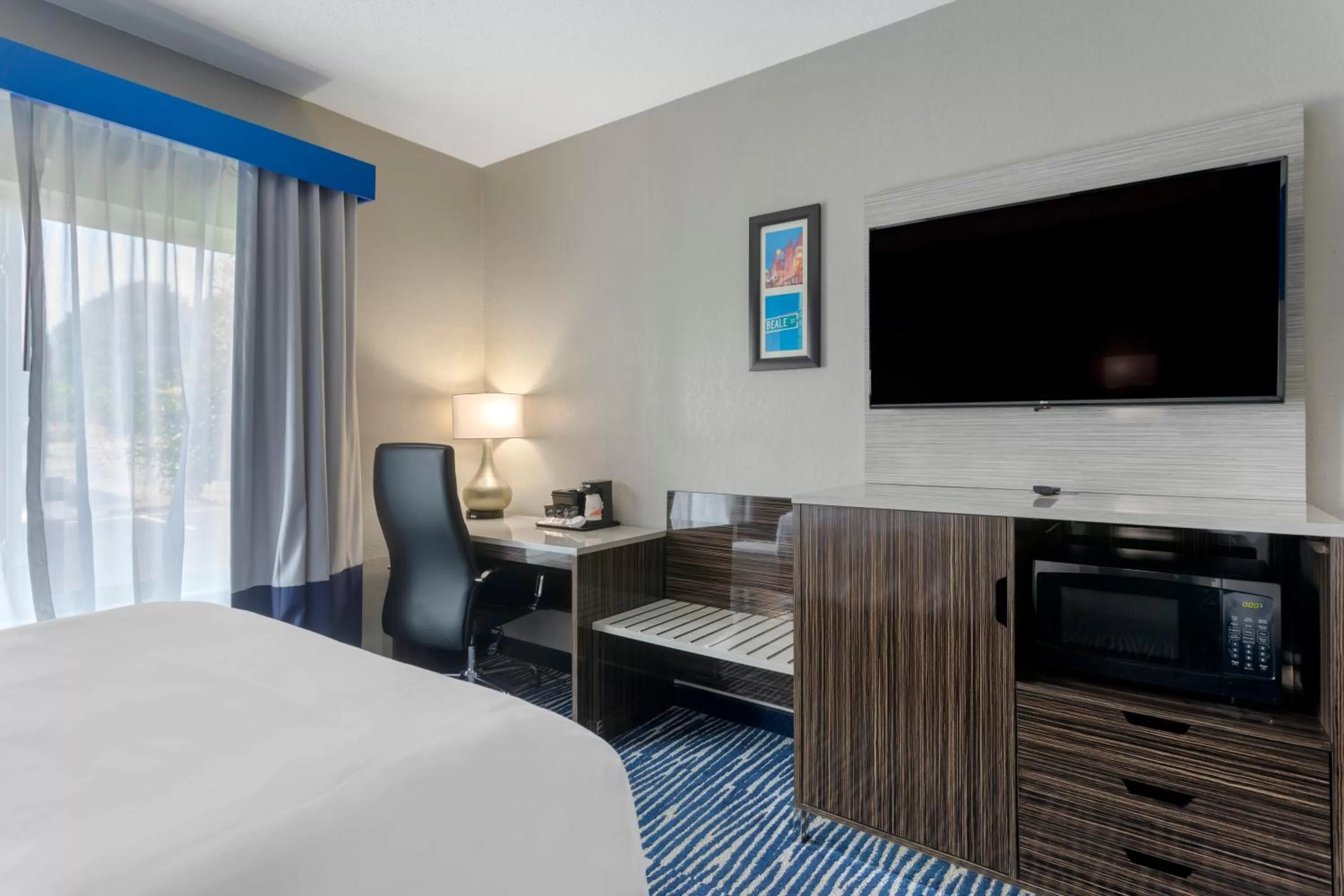 Communal lounge/ TV room, Bed in Comfort Inn & Suites Memphis East
