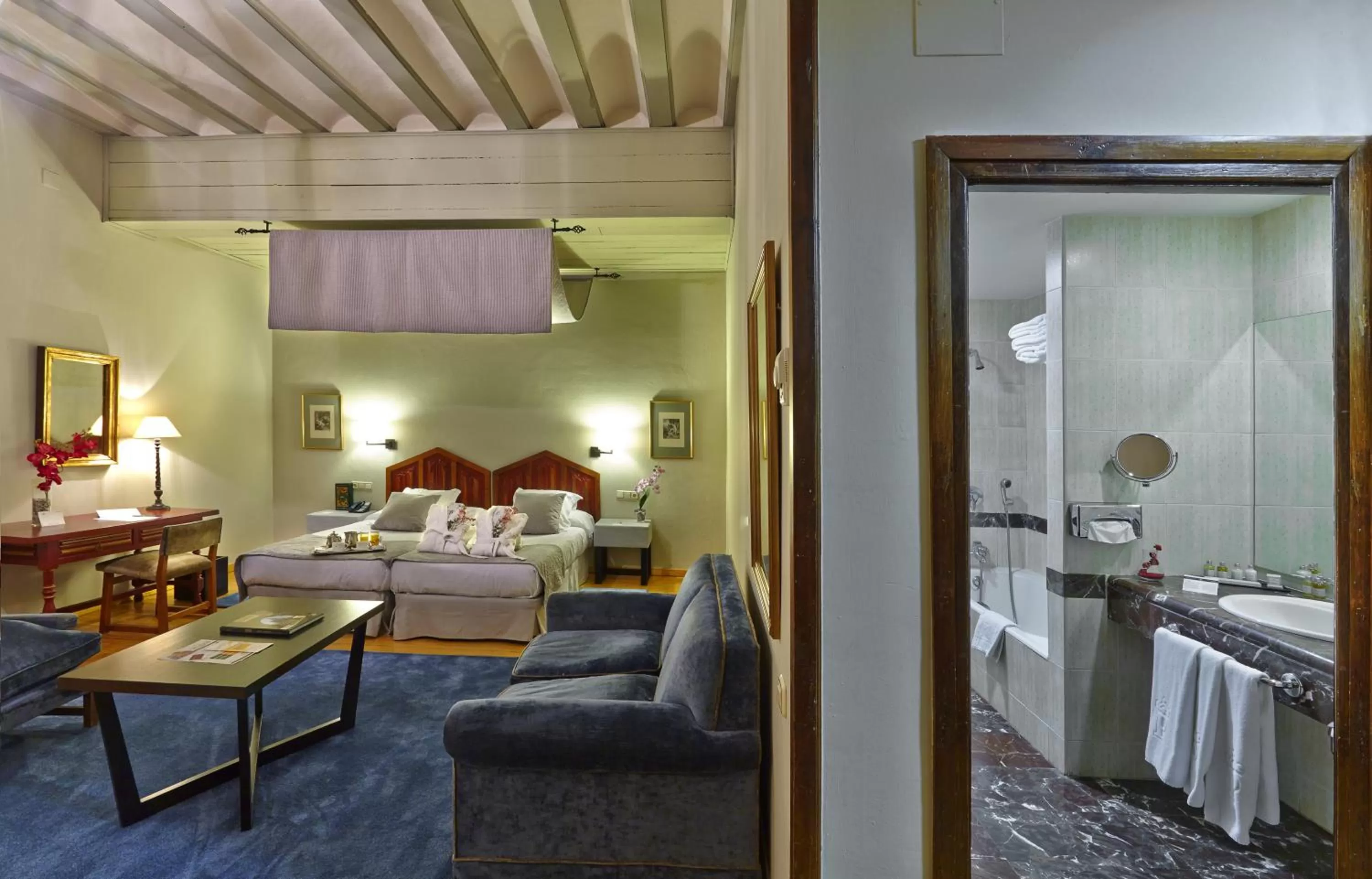 Photo of the whole room, Bed in Parador de Zamora