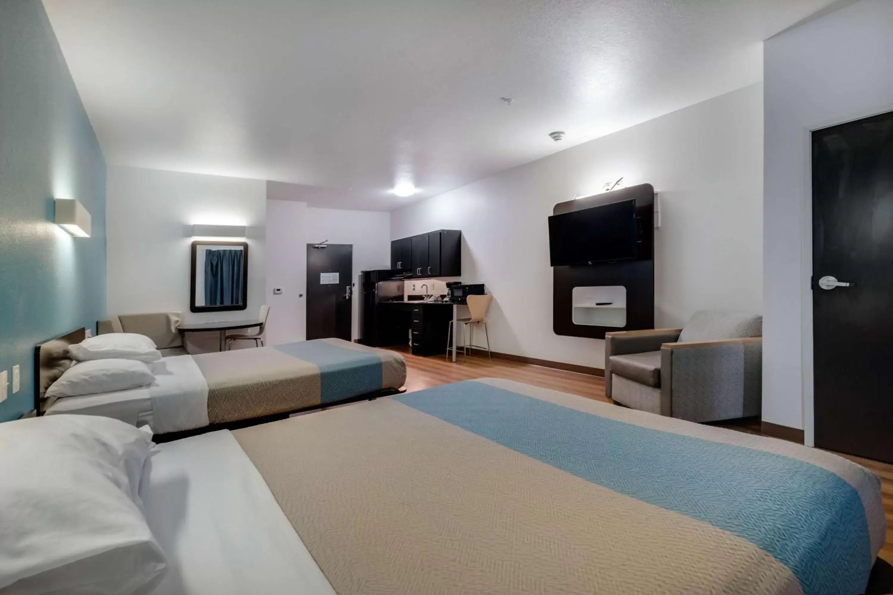 Photo of the whole room, TV/Entertainment Center in Motel 6-Poplar Bluff, MO