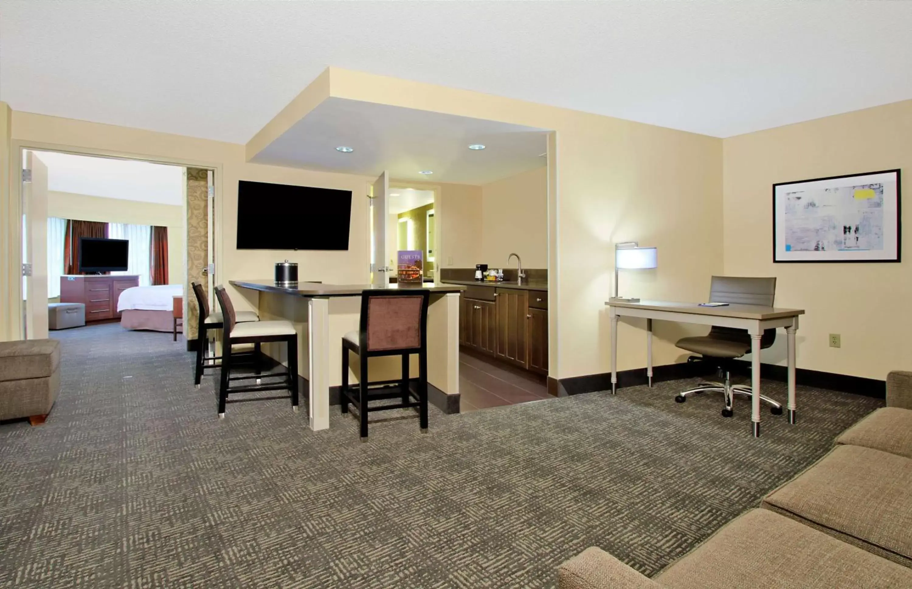 Bedroom, TV/Entertainment Center in Hampton Inn & Suites Columbus-Downtown, Ohio