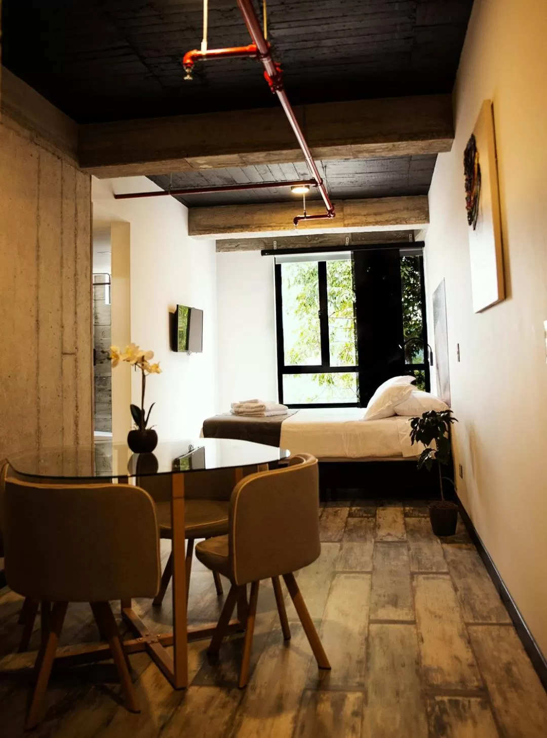 Dining area, Bed in The Coffee Club Apartahotel