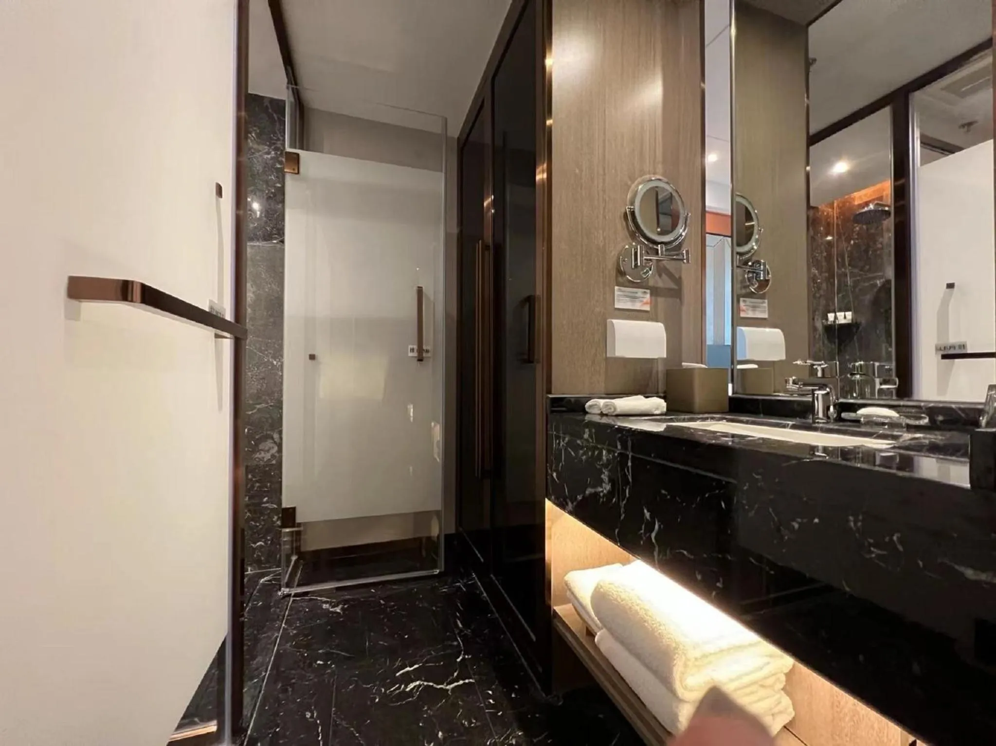 Bathroom in Howard Johnson Paragon Hotel Beijing