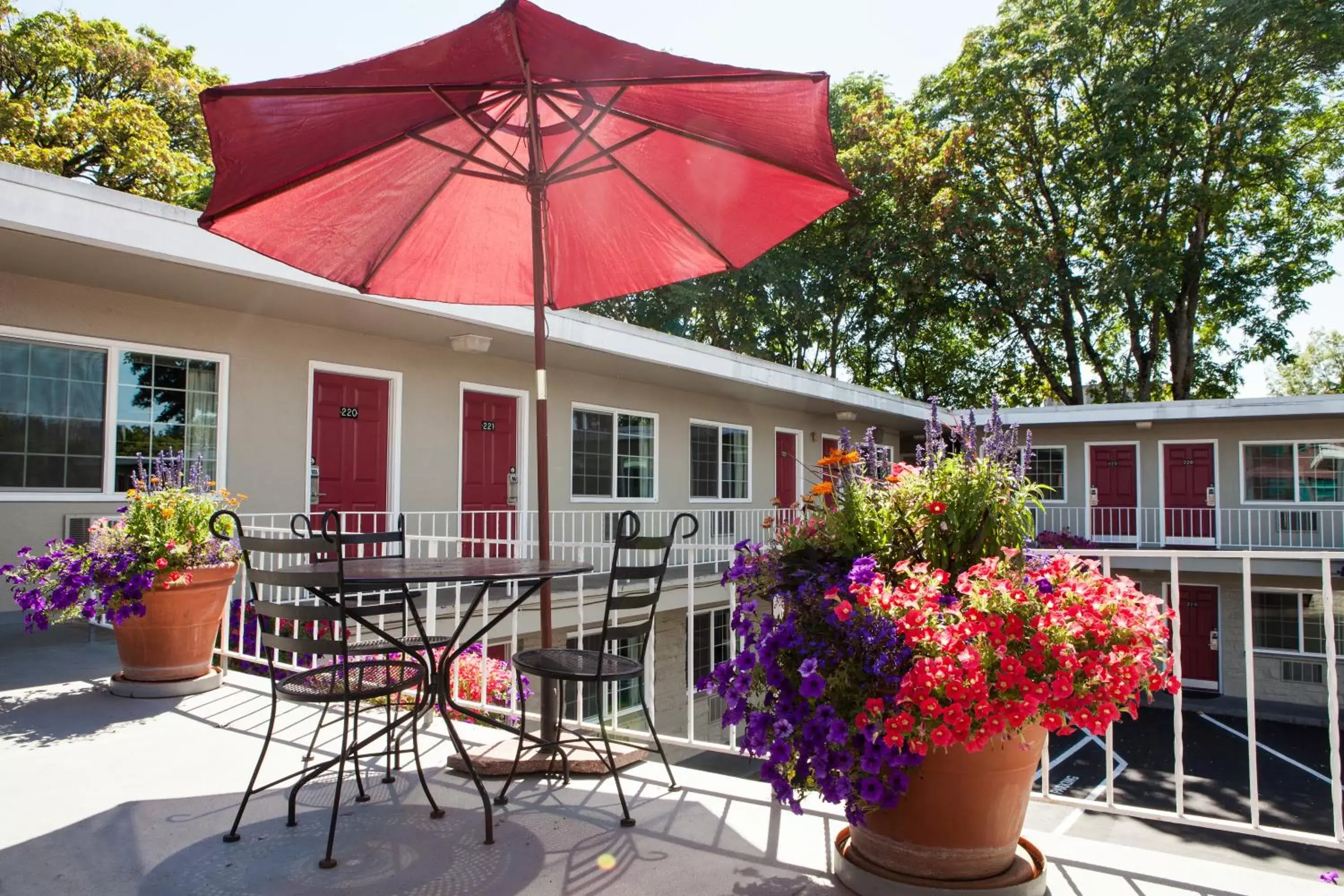 Patio in Campus Inn & Suites Eugene Downtown