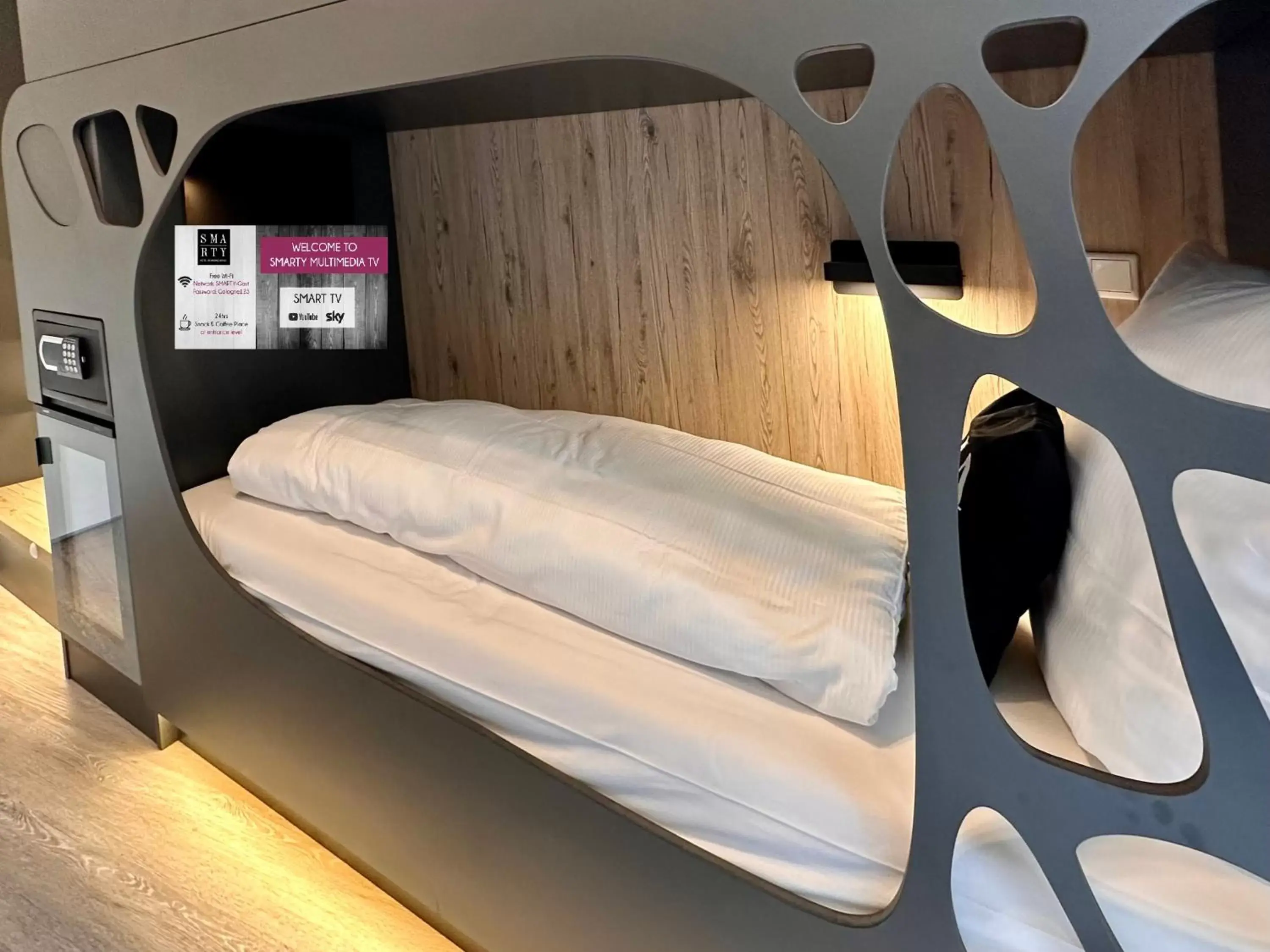 Bed, Bunk Bed in Domspatz Hotel | Boardinghouse