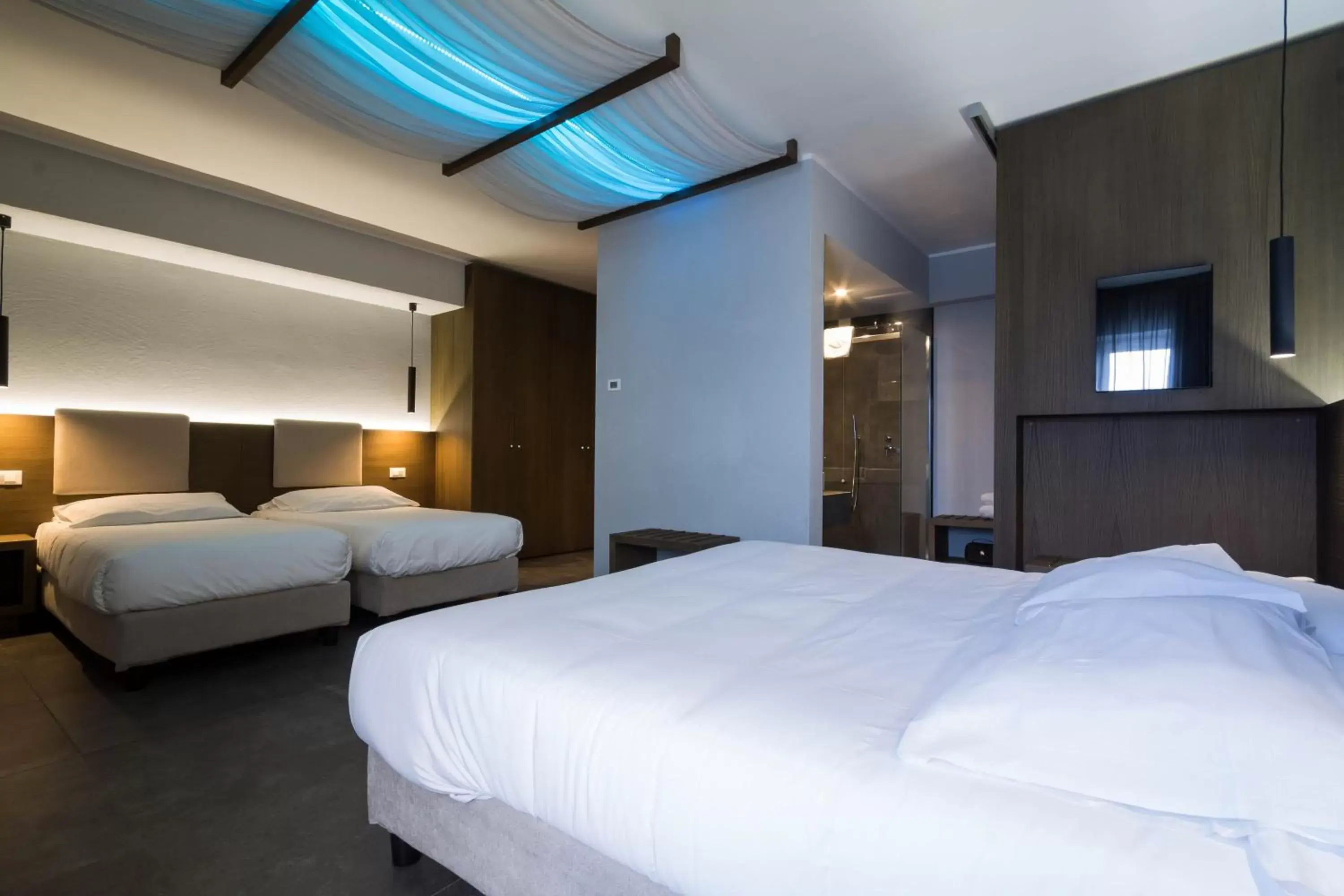 Shower, Bed in Sport Village Hotel & Spa