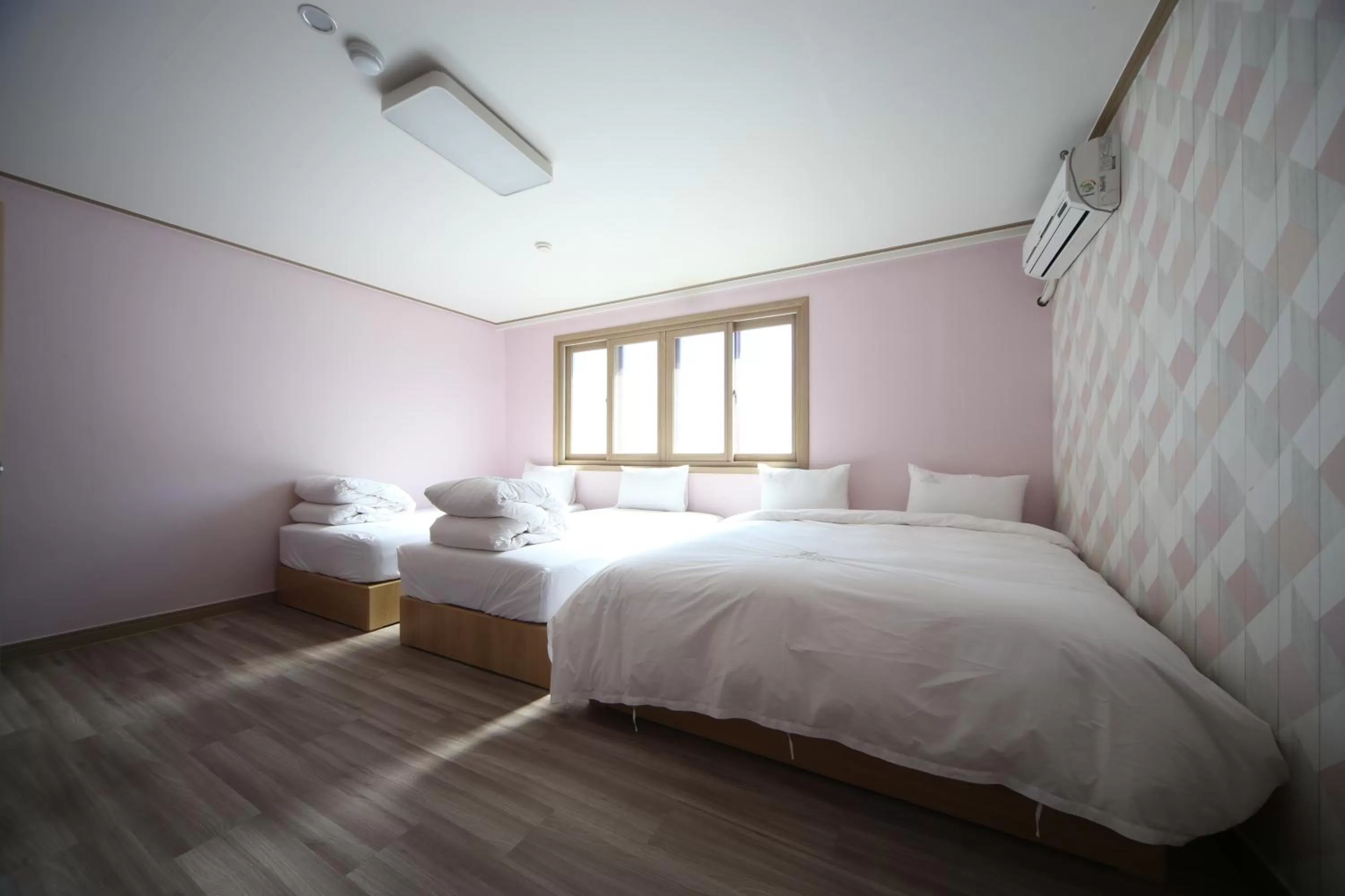 Bedroom, Bed in Elysee Hotel