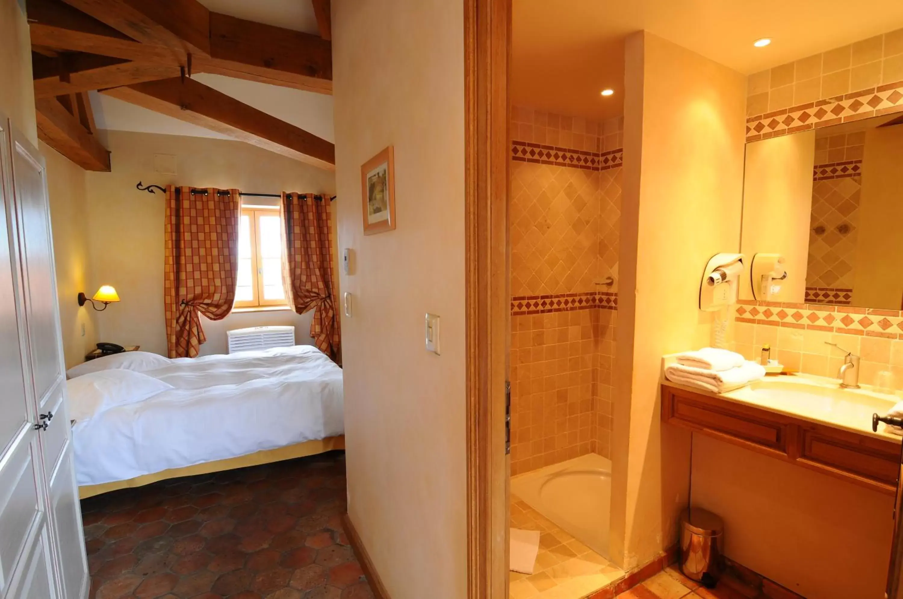 Bed, Bathroom in Hostellerie de la Tour d'Auxois
