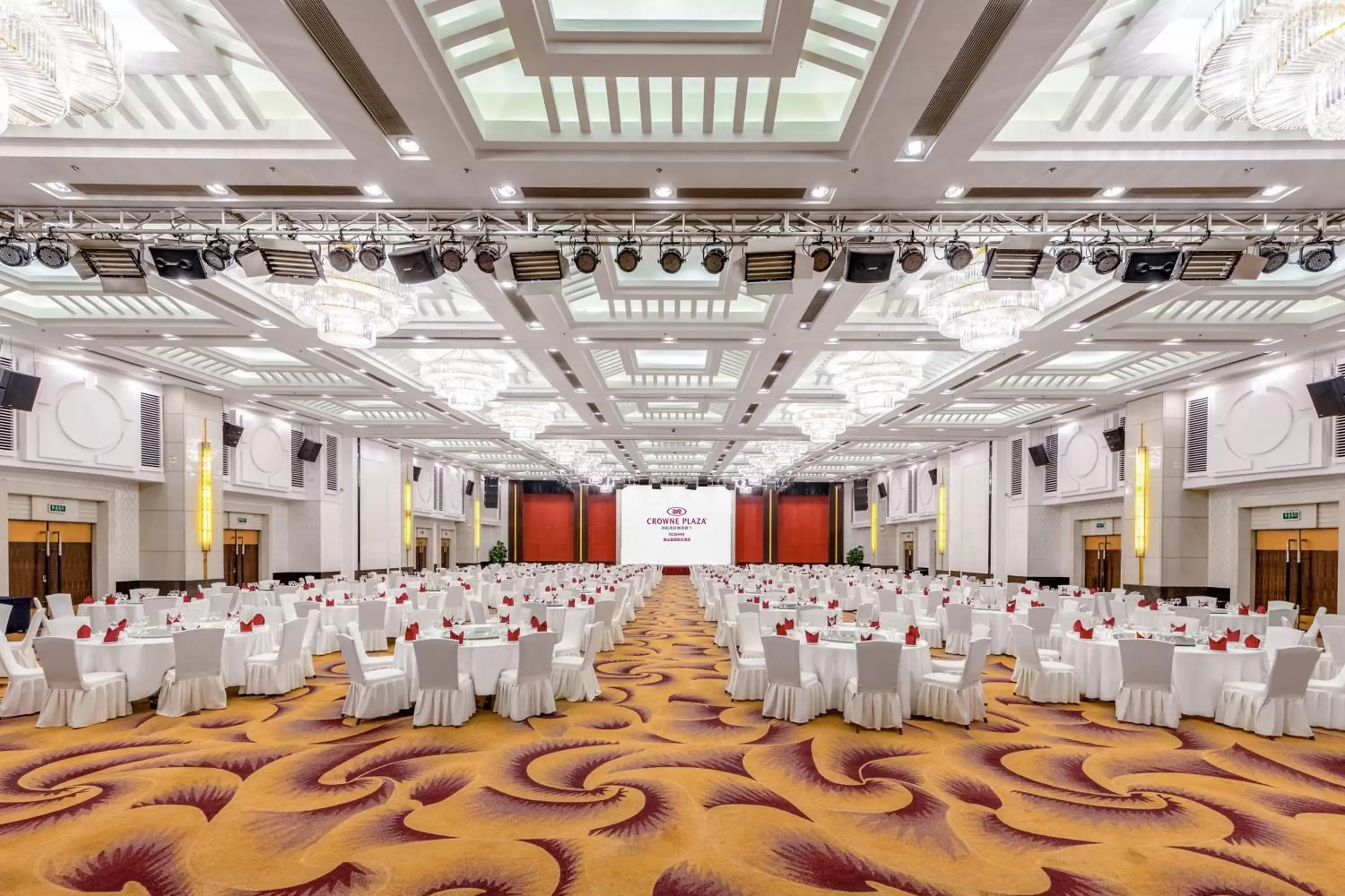 wedding, Banquet Facilities in Crowne Plaza Foshan, an IHG Hotel - Exclusive bus stations for HKSAR round-trips