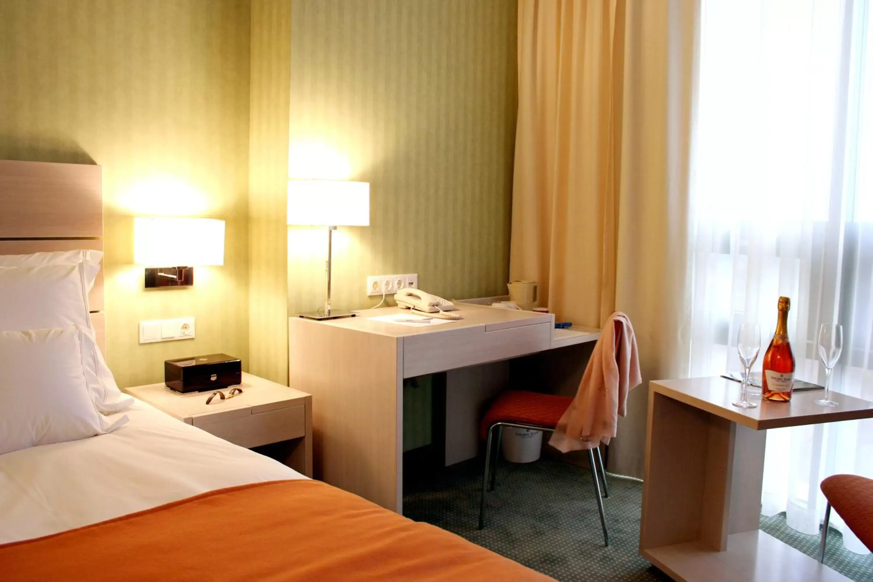 Bed, Bathroom in Hotel Golden Tulip Ana Tower Sibiu