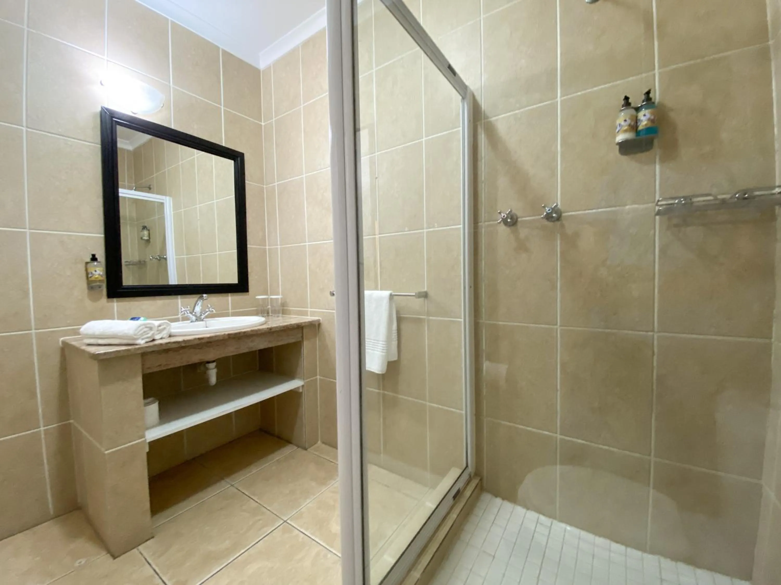 Bathroom in Bar-t-nique Guest House