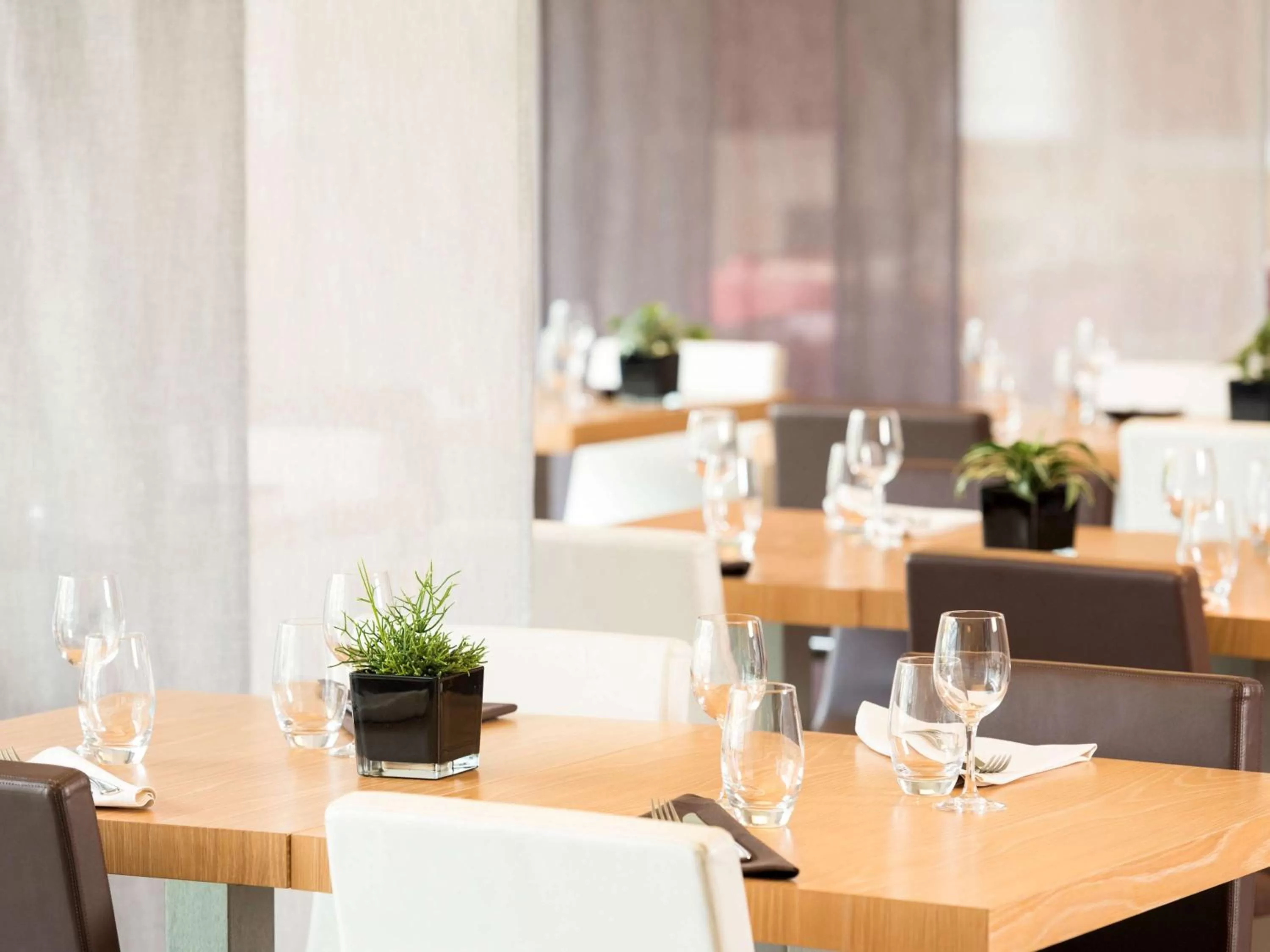 Restaurant/places to eat in Novotel Brussels Airport